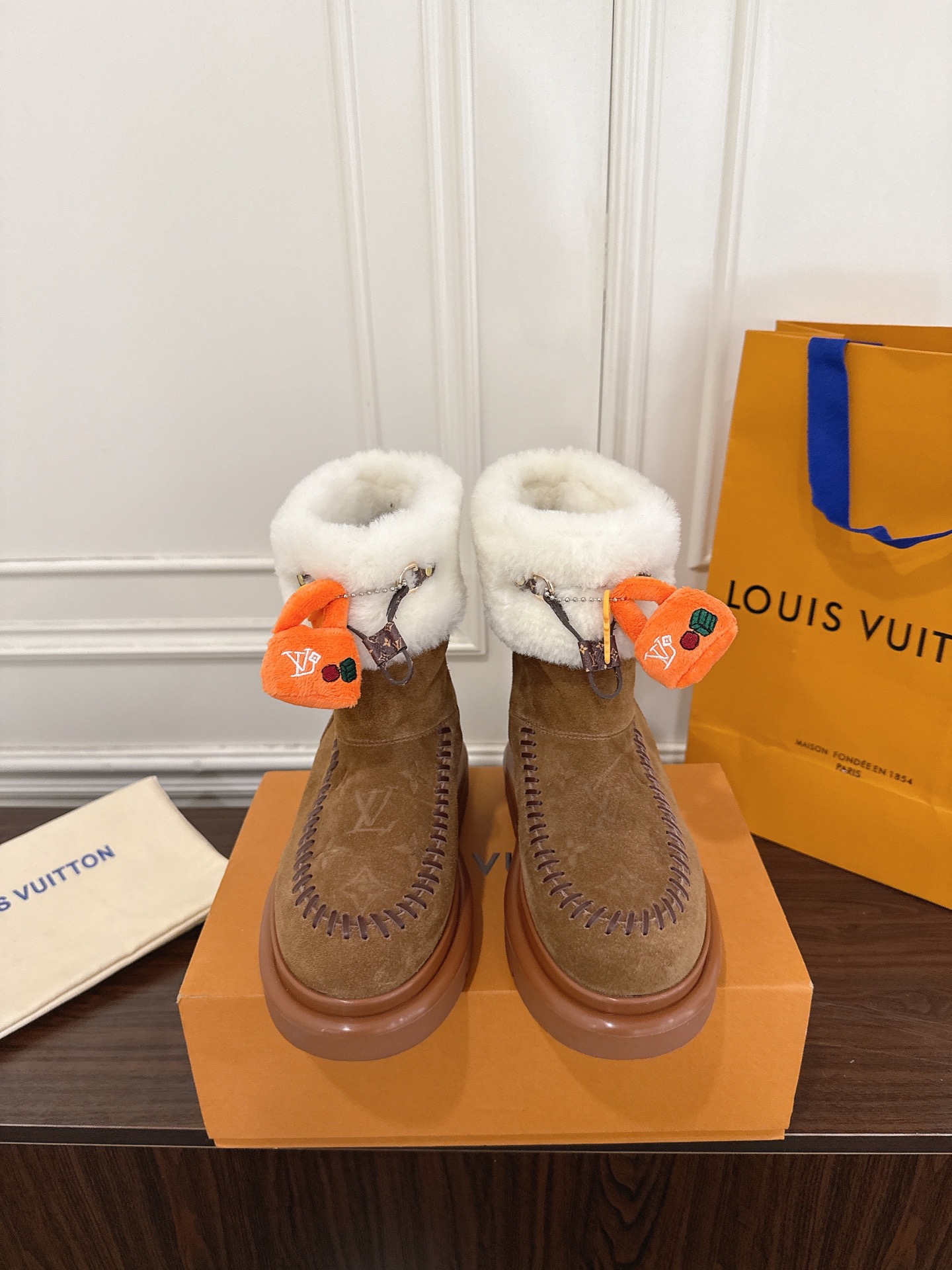 NO:615266,Louis Vuitton Louis Vuitton's 25th new ski series snow boots are made of suede cow leather with a velvet texture and are lined with soft and warm shearling. The letter stitching on the upper and the inscribed buckle of the adjustable shoelaces enrich the brand details. The lightweight micro outsole completes the trendy style. The fabric is made of original imported first-layer cowhide. The lining is made of wool and the original molded outsole.  Size 35-39 (40.41 custom-made, non-refundable), half-drag snow boots, louis vuitton, louis vuitton, boots, cowhide19860909Louis Vuitton 路易威登 25新品滑雪系列 雪地靴 以绒面牛皮革呈现丝绒质感 搭配柔暖羊毛皮内衬 鞋面的 字母缝线和可调节鞋带的铭纹搭扣共同丰富品牌细节 轻盈微型外底完善潮流格调 面料采用原版进口头层牛皮 内里垫脚羊毛 原版开模大底 码数35-39（40.41定做不退换）,半拖雪地靴,louis vuitton,louis vuitton,boots,cowhide,Women's Shoes