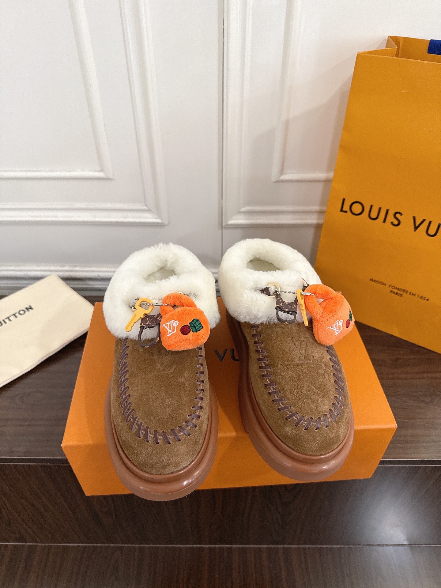 NO:615269,Louis Vuitton Louis Vuitton's 25th new ski series snow boots are made of suede cow leather with a velvet texture and are lined with soft and warm shearling. The letter stitching on the upper and the inscribed buckle of the adjustable shoelaces enrich the brand details. The lightweight micro outsole completes the trendy style. The fabric is made of original imported first-layer cowhide. The lining is made of wool and the original molded outsole.  Size 35-41 (40.41 is custom-made and non-returnable), half-drag snow boots, louis vuitton, louis vuitton, boots, cowhide19860909Louis Vuitton 路易威登 25新品滑雪系列 雪地靴 以绒面牛皮革呈现丝绒质感 搭配柔暖羊毛皮内衬 鞋面的 字母缝线和可调节鞋带的铭纹搭扣共同丰富品牌细节 轻盈微型外底完善潮流格调 面料采用原版进口头层牛皮 内里垫脚羊毛 原版开模大底 码数35-41（40.41定做不退换）,半拖雪地靴,louis vuitton,louis vuitton,boots,cowhide,Women's Shoes