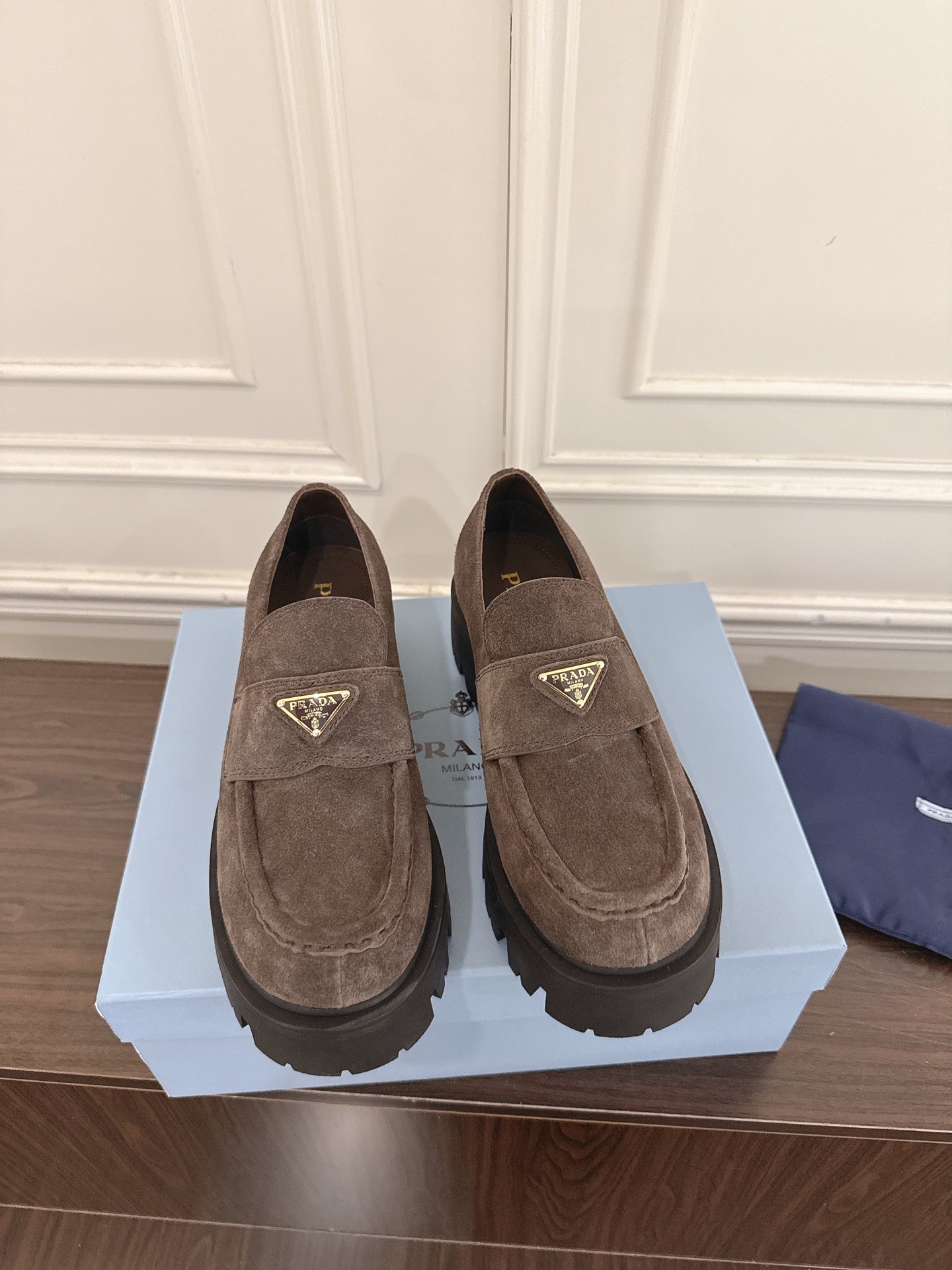 NO:615254,PRADA thick-soled loafers slip-on casual shoes 2025 new △triangular logo slip-on wool shoes, material details can be compared with the original version, please look for our top quality to distinguish the ordinary versions on the market. Imported cowhide upper, imported cowhide lining, original molded sole, Size35-40, loafers, prada, prada, loafers, cowhide19860909PRADA 普拉达厚底乐福鞋 一脚蹬休闲鞋 2025新款△三角标一脚蹬羊毛鞋,材质细节可对比原版,市面普通版本区分请认准我们的顶级品质 鞋面进口牛皮面 内里进口牛皮内里 鞋底原版开模鞋底 Size35-40,乐福鞋,prada,prada,loafers,cowhide,Women's Shoes