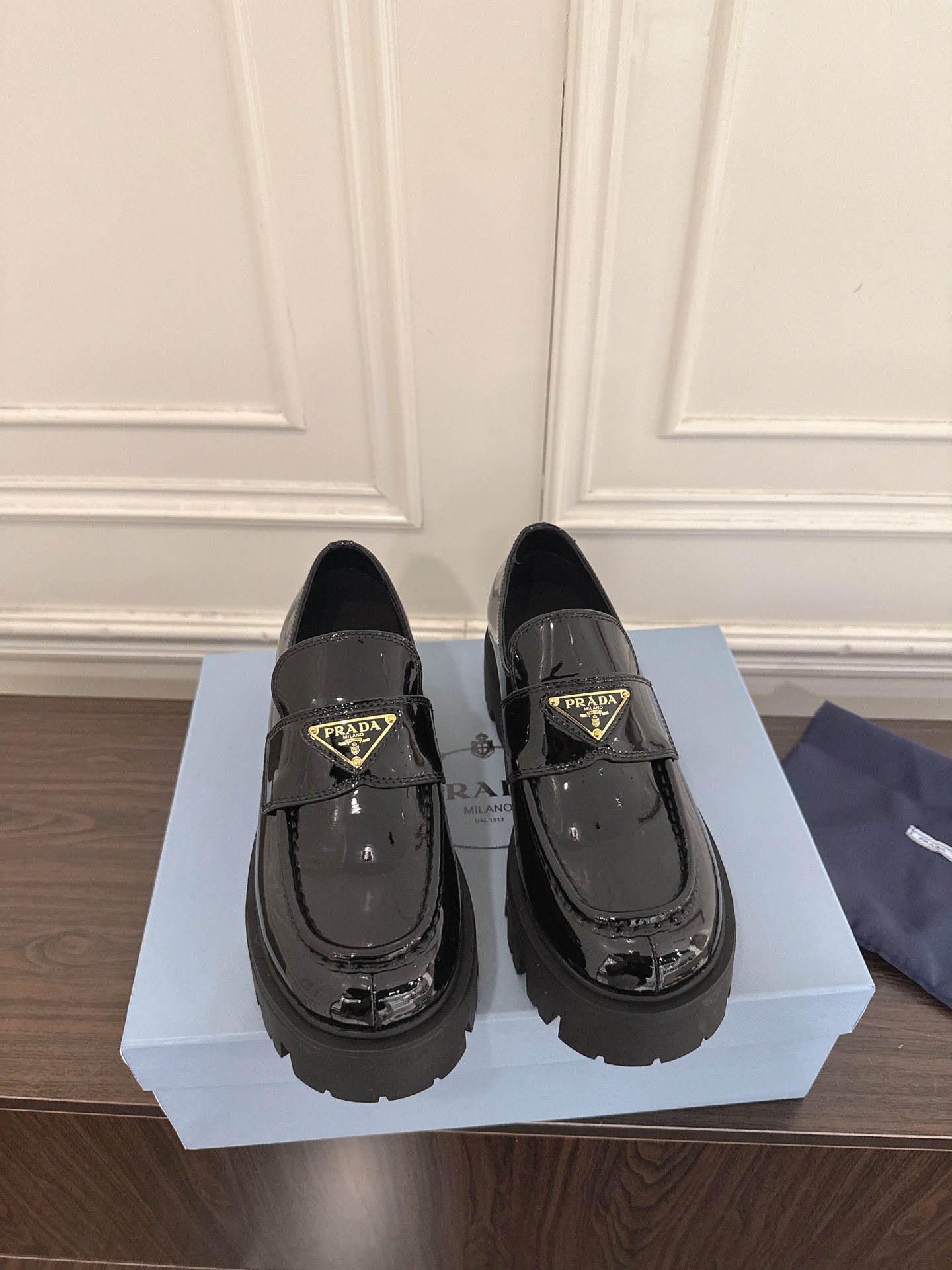 NO:615259,PRADA thick-soled loafers slip-on casual shoes 2025 new △ triangular logo slip-on wool shoes, the material details can be compared with the original version, please look for our top quality to distinguish the ordinary versions on the market. The upper is imported high mercerized matte, the lining is imported cowhide lining, the sole is original molded sole Size 35-40, loafers, prada, prada, loafers, cowhide19860909PRADA 普拉达厚底乐福鞋 一脚蹬休闲鞋 2025新款△三角标一脚蹬羊毛鞋,材质细节可对比原版,市面普通版本区分请认准我们的顶级品质 鞋面进口高丝光磨砂 内里进口牛皮内里 鞋底原版开模鞋底 Size35-40,乐福鞋,prada,prada,loafers,cowhide,Women's Shoes