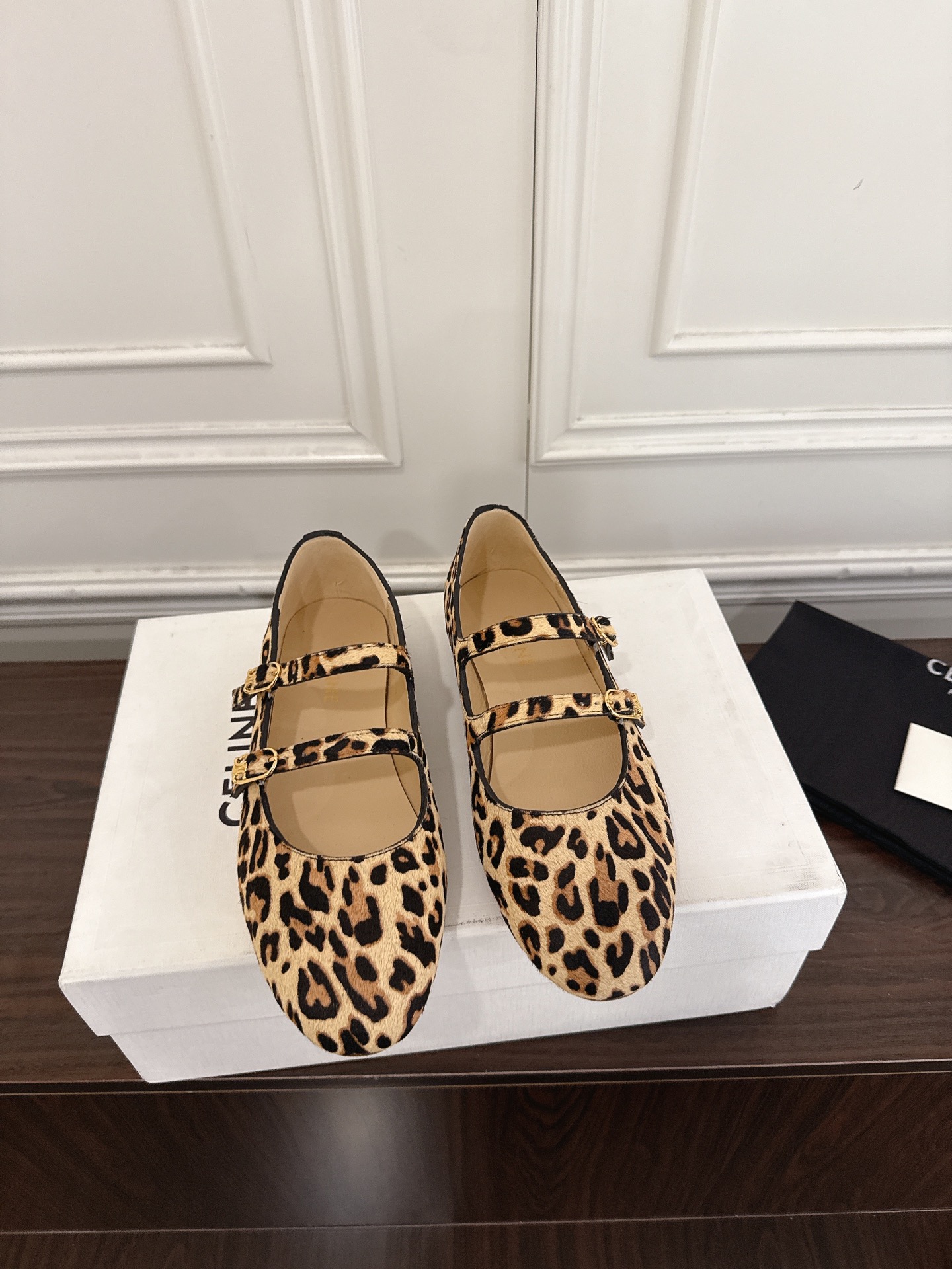 NO:615249,CELINE Celine 26ss early spring latest Les flat-heeled Mary Jane shoes Celine 26ss Les series Mary Jane shoes are simple and comfortable, clean and neat, increase the height and slim the legs, whether worn alone or paired with wide-leg pants, high street and retro Let's make CELINE girls together leopard print horsehair/cowhide upper, sheepskin lining, outsole genuine leather sole  Size 35-41 (40.41 customized), ballet shoes, celine, celine, mary jane, cowhide, sheepskin19860909CELINE赛琳 26ss 早春 最新 Les平跟玛丽珍单鞋 思琳 26ss Les 系列 玛丽珍鞋简单舒服,干净利落,增高显腿细,无论是单穿还是搭配阔腿裤,高街又复古 一起来做CELINE女孩 鞋面豹纹马毛/牛皮 内里羊皮内里 大底真皮鞋底 码数35-41（40.41定做）,芭蕾舞鞋,celine,celine,mary jane,cowhide,sheepskin,Women's Shoes
