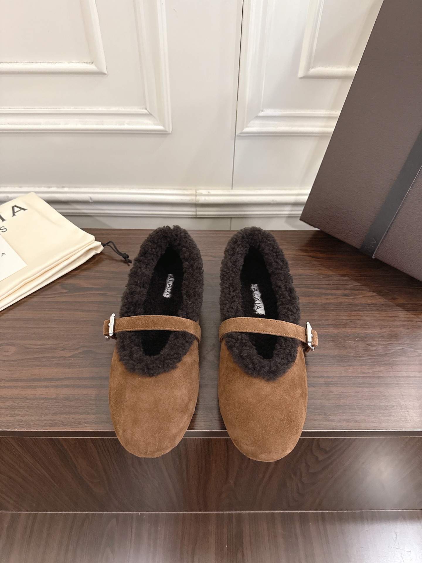 NO:615244,ALAIA Autumn and winter are really coming!  Lamb Velvet Shoes ~ Alaia's milky autumn and winter items, who hasn't owned #Alaia Alaia 2025 dancing shoes and cotton shoes? The ALAIA brand comes from its founder, Azzedine Alaia, the founder of the 'super tight and sexy' trend in the 1980s, known as the 'King of cling'. He is one of the most legendary designers in the fashion industry. Azzedine Alaia cleverly exaggerates the sexy side, and is sober, cautious and modern. Alaia  The design elements continue to appear on the runways of major brands. The style of the Alaia brand is just like its fashion, sexy and modern. The fabric is imported nubuck leather and the outsole is imported wool. Size 35-39 (40.41. Customized), fur shoes, alaia19860909ALAIA 阿莱亚秋冬天真的要来咯！羊羔绒鞋～ Alaia奶呼呼的秋冬单品,是谁还没有拥有#Alaia阿莱亚2025跳舞鞋棉鞋、ALAIA品牌源自其创始人,Azzedine Alaia是上世纪80 年代“超紧身性感”风潮的创始人,被称作“King of cling”, 他是时尚界最传奇的设计师之一.Azzedine Alaia 聪明地将性感一边更夸张,既清醒谨慎摩登这些 Alaia 的设计元素仍不断出现在各大品牌的秀台上.Alaia品牌的风格一如其时装,性感而又摩登 面料进口磨砂皮 大底进口羊毛 码数35-39（40.41.定做）,毛毛鞋,alaia,Women's Shoes