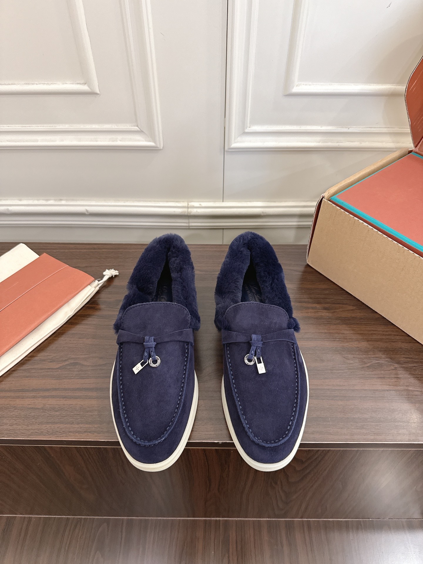 NO:615234,#国产, purchasing agent grade (official website synchronization box packaging) Loro Piana nuoyoupiana LP 55/ British tassel loafers, wool single shoes, rabbit fur shoes, purchased from the original version, developed and made, after more than a year of repeated adjustments, good products are not afraid of late, Guan produced, purchasing agent quality, daily wear for a long time without getting tired, who can refuse a pair of versatile and good-looking loafers?  Don't be too elegant at all. The feel and texture of the feet are all right. The key is to make the legs look longer and not tire the feet. The main thing is that it is just right!  A complete set of counter-level packaging. The fabric is high-mercerized, soft and textured suede. The lining is rabbit fur, foot pads, and rabbit fur. The outsole is all light-colored rubber outsole, Size 35-40 (customized for women 40), loafers, loro piana, loro piana, loafers, chamois leather.19860909#莞产 代购级（官网同步盒包装） Loro Piana 诺悠翩雅 LP 55/ 英伦流苏 乐福鞋毛单鞋卡兔毛毛鞋 原版购入开发 做货 历经一年多反复调整 好货不怕晚 莞产 代购级品质 日常通行久穿不累哦 谁能拒绝得了一双百搭又好看的乐福鞋呢？简直不要太气质,脚感和质感都拿捏,关键是显腿长不累脚,主打的就是一个刚刚好！ 全套专柜级包装 面料高丝光柔软有质感的麂皮 内里卡兔毛,垫脚,卡兔毛 大底全浅色橡胶大底, Size 35-40（女40订做）,乐福鞋毛毛鞋,loro piana,loro piana,loafers,chamois leather,Women's Shoes
