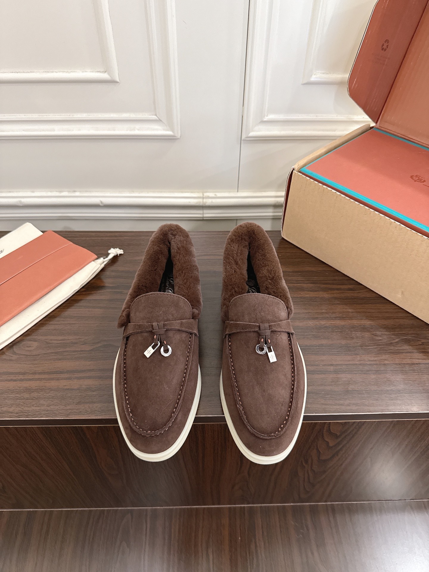 NO:615239,#国产, purchasing agent grade (official website sync box packaging) Loro Piana nuoyoupiana LP 55/ British tassels, loafers, wool single shoes, rabbit fur shoes, dark yellow, original purchase and development, production, after more than a year of repeated adjustments, good products are not afraid of delay, Guan production, purchasing agent quality, daily wear for a long time without getting tired, who can refuse a pair of versatile and good-looking loafers?  Don't be too elegant at all. The feel and texture of the feet are all right. The key is to make the legs look longer and not tire the feet. The main thing is that it is just right!  A complete set of counter-level packaging. The fabric is high-mercerized, soft and textured suede. The lining is rabbit fur, foot pads, and rabbit fur. The outsole is all light-colored rubber outsole, Size 35-40 (customized for women 40), loafers, loro piana, loro piana, loafers, chamois leather.19860909#莞产 代购级（官网同步盒包装） Loro Piana 诺悠翩雅 LP 55/ 英伦流苏 乐福鞋毛单鞋卡兔毛毛鞋 深黄 原版购入开发 做货 历经一年多反复调整 好货不怕晚 莞产 代购级品质 日常通行久穿不累哦 谁能拒绝得了一双百搭又好看的乐福鞋呢？简直不要太气质,脚感和质感都拿捏,关键是显腿长不累脚,主打的就是一个刚刚好！ 全套专柜级包装 面料高丝光柔软有质感的麂皮 内里卡兔毛,垫脚,卡兔毛 大底全浅色橡胶大底, Size 35-40（女40订做）,乐福鞋毛毛鞋,loro piana,loro piana,loafers,chamois leather,Women's Shoes