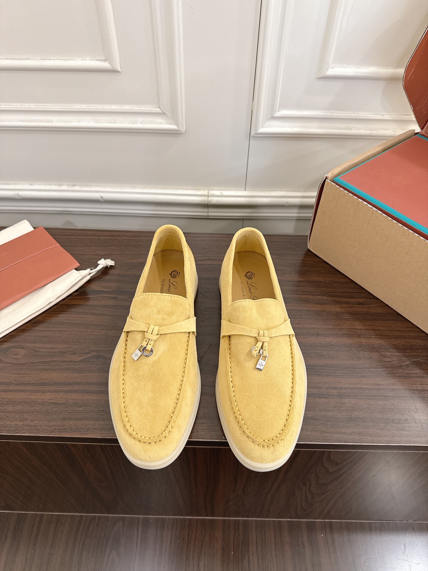 NO:615224,#国产 Purchased on behalf of women (Official website sync box packaging) Loro Piana nuoyoupiana LP 55/ British tassel loafers dark yellow original purchase and development, production, after more than a year of repeated adjustments, good products are not afraid of late, Guan produced on behalf of purchasing quality, daily wear for a long time without getting tired, who can refuse a pair of versatile and good-looking loafers?  Don't be too elegant at all. The feel and texture of the feet are all right. The key is to make the legs look longer and not tire the feet. The main thing is that it is just right!  A complete set of counter-level packaging. The fabric is high-mercerized, soft and textured suede. The lining is cowhide. The outsole is all light-colored rubber outsole. Size women's model 35-40 (customized for 40, non-returnable), loafers, loro piana, loro piana, loafers, cowhide, chamois leather19860909#莞产 代购级 女款（官网同步盒包装） Loro Piana 诺悠翩雅 LP 55/ 英伦流苏 乐福鞋 深黄 原版购入开发 做货 历经一年多反复调整 好货不怕晚 莞产 代购级品质 日常通行久穿不累哦 谁能拒绝得了一双百搭又好看的乐福鞋呢？简直不要太气质,脚感和质感都拿捏,关键是显腿长不累脚,主打的就是一个刚刚好！ 全套专柜级包装 面料高丝光柔软有质感的麂皮 内里牛皮 大底全浅色橡胶大底, Size女款35-40（40定做不退换）,乐福鞋,loro piana,loro piana,loafers,cowhide,chamois leather,Women's Shoes