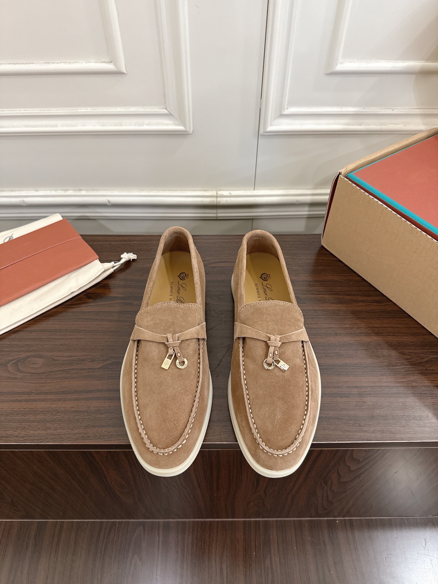 NO:615229,#国产 Purchased on behalf of couples, official website sync box packaging Loro Piana LP 55/ British tassel loafers, dark yellow, original purchase and development, production, after more than a year of repeated adjustments, good products are not afraid of late, Guan produced, purchasing on behalf of quality, daily wear for a long time without getting tired, who can refuse a pair of versatile and good-looking loafers?  Don't be too elegant at all. The feel and texture of the feet are all right. The key is to make the legs look longer and not tire the feet. The main thing is that it is just right!  A full set of counter-level packaging. The fabric is high-mercerized, soft and textured suede. The lining is cowhide. The outsole is all light-colored rubber outsole. Size: 35-40 for women and 39-45 for men (40 for women and 45 for men. Custom-made and non-returnable). Loafers, loro piana, loro piana, loafers, cowhide, chamois leather19860909#莞产 代购级 情侣款（官网同步盒包装） Loro Piana 诺悠翩雅 LP 55/ 英伦流苏 乐福鞋 深黄 原版购入开发 做货 历经一年多反复调整 好货不怕晚 莞产 代购级品质 日常通行久穿不累哦 谁能拒绝得了一双百搭又好看的乐福鞋呢？简直不要太气质,脚感和质感都拿捏,关键是显腿长不累脚,主打的就是一个刚刚好！ 全套专柜级包装 面料高丝光柔软有质感的麂皮 内里牛皮 大底全浅色橡胶大底, Size女款35-40 男款39-45（女40 男45定做不退换）,乐福鞋,loro piana,loro piana,loafers,cowhide,chamois leather,Women's Shoes