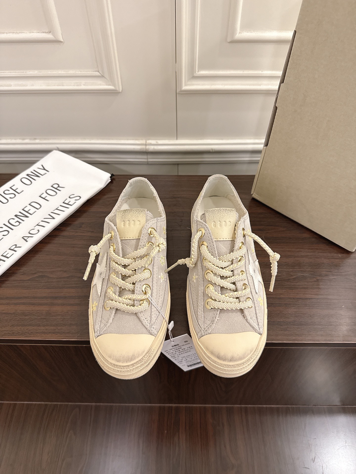 NO:615263,Purchasing agent grade GGDB Golden Goos* 25ss moral training shoes ggdb classic couple style small dirty shoes. It is very popular to fight against white shoes and step on all kinds of small dirty shoes!  Celebrity private server foot demonstration × It’s so versatile!  You no longer have to worry about washing your shoes!  The upper is made of original custom-made cowhide (the essence of distressing), lining towel + cowhide foot pad, original mold opening, 3.5cm heightening latex insole, irregular hand-polished and distressed upper, even the sole is polished and distressed, cowhide upper, cowhide lining, outsole, TPU outsole, Size #Female 35-40 (40 custom-made, non-refundable), casual shoes/sports shoes, sneakers, cowhide19860909代购级 GGDB Golden Goos* 25ss 德训鞋 ggdb经典情侣款小脏鞋 火红程度上怼小白鞋,下踩各类小脏鞋！ 明星私服上脚示范 ×就是这么百搭 ！再也不用担心洗鞋的问题啦！ 鞋面原版定制牛皮（做旧精髓所在）内里毛巾+牛皮垫脚,原版开模3.5cm内增高乳胶鞋垫 不规则手工打磨做破鞋面,就连鞋底也是打磨做旧的 鞋面牛皮面 内里牛里 大底TPU大底 Size#女35-40（40订做不退换）,休闲鞋/运动鞋,sneakers,cowhide,Women's Shoes