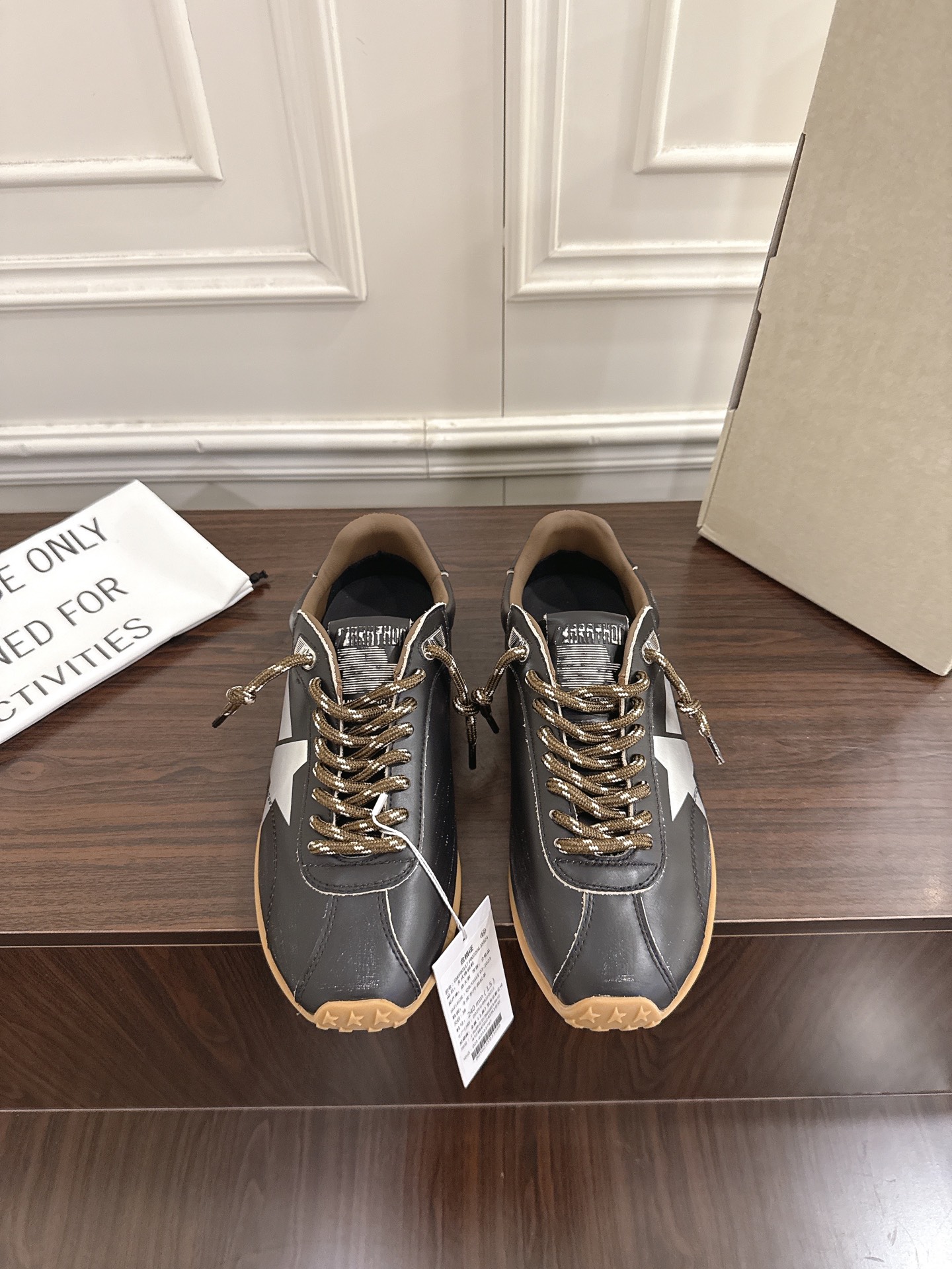 NO:615258,Purchasing agent grade GGDB Golden Goos* 25ss moral training shoes ggdb classic couple style small dirty shoes. It is very popular to fight against white shoes and step on all kinds of small dirty shoes!  Celebrity private server foot demonstration × It’s so versatile!  You no longer have to worry about washing your shoes!  The upper is made of original custom-made cowhide (the essence of distressing), the lining is towel + cowhide foot pad, the original mold is opened to increase the height of 3.5cm in the latex insole, the upper is irregularly hand-polished and worn, and even the sole is polished and distressed. The upper is cowhide, the lining is cowhide, and the outsole is TPU outsole.19860909代购级 GGDB Golden Goos* 25ss 德训鞋 ggdb经典情侣款小脏鞋 火红程度上怼小白鞋,下踩各类小脏鞋！ 明星私服上脚示范 ×就是这么百搭 ！再也不用担心洗鞋的问题啦！ 鞋面原版定制牛皮（做旧精髓所在）内里毛巾+牛皮垫脚,原版开模3.5cm内增高乳胶鞋垫 不规则手工打磨做破鞋面,就连鞋底也是打磨做旧的 鞋面牛皮面 内里牛里 大底TPU大底 Size#情侣35-44,休闲鞋/运动鞋,sneakers,cowhide,Women's Shoes