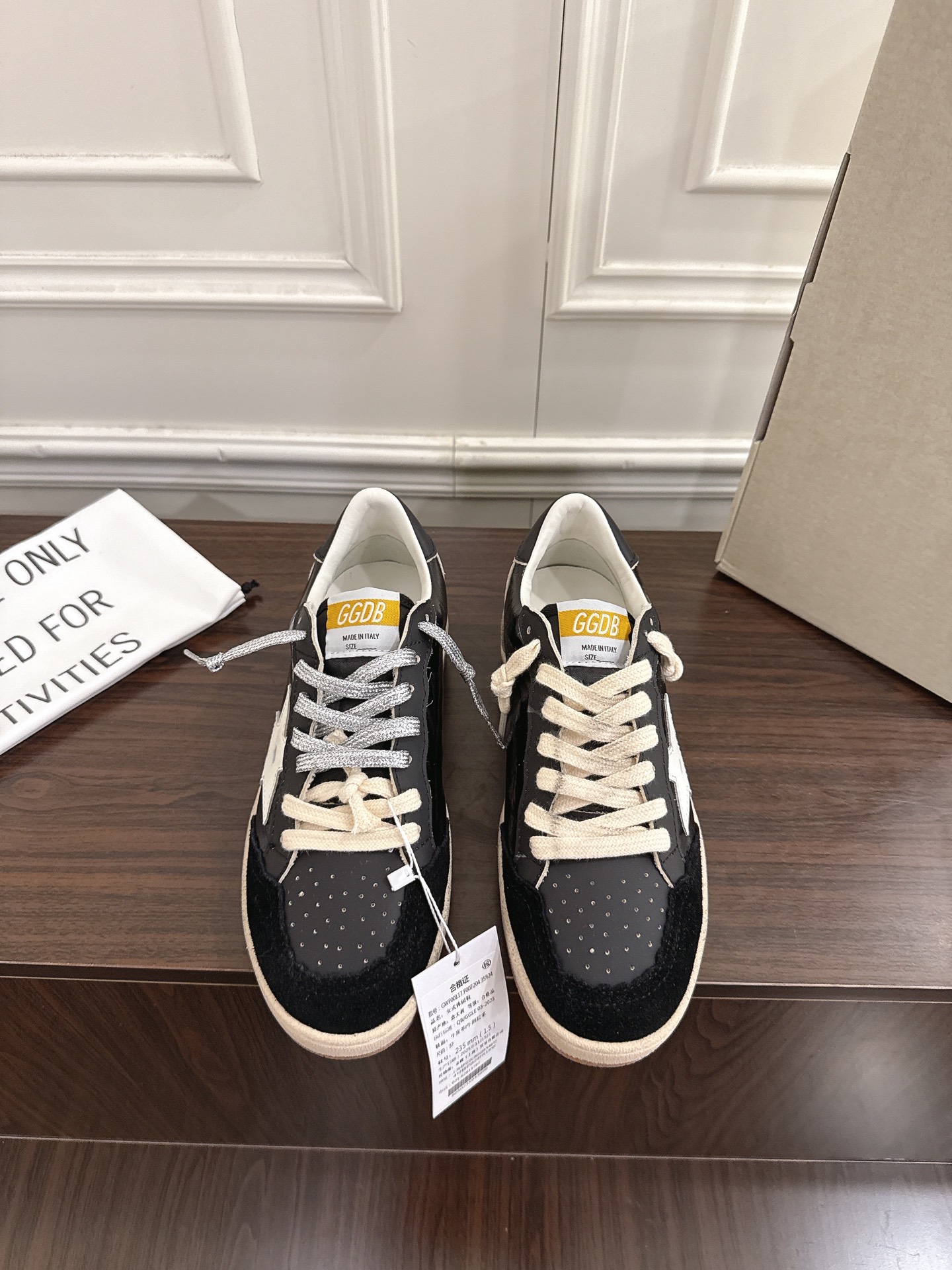 NO:615253,Purchasing agent grade GGDB Golden Goos* 25ss moral training shoes ggdb classic couple style small dirty shoes. It is very popular to fight against white shoes and step on all kinds of small dirty shoes!  Celebrity private server foot demonstration × It’s so versatile!  You no longer have to worry about washing your shoes!  The upper is made of original custom-made cowhide (the essence of distressing), lining towel + cowhide foot pad, the original mold is opened to increase the height of 3.5cm in the latex insole, the upper is irregularly hand-polished and distressed, and even the sole is polished and distressed. The upper is cowhide, the lining is cowhide, the outsole is TPU outsole, Size #35-40 (female size 40 is not refundable), casual shoes/sports shoes, sneakers, cowhide19860909代购级 GGDB Golden Goos* 25ss 德训鞋 ggdb经典情侣款小脏鞋 火红程度上怼小白鞋,下踩各类小脏鞋！ 明星私服上脚示范 ×就是这么百搭 ！再也不用担心洗鞋的问题啦！ 鞋面原版定制牛皮（做旧精髓所在）内里毛巾+牛皮垫脚,原版开模3.5cm内增高乳胶鞋垫 不规则手工打磨做破鞋面,就连鞋底也是打磨做旧的 鞋面牛皮面 内里牛里 大底TPU大底 Size#女码35-40（女40订做不退换）,休闲鞋/运动鞋,sneakers,cowhide,Women's Shoes