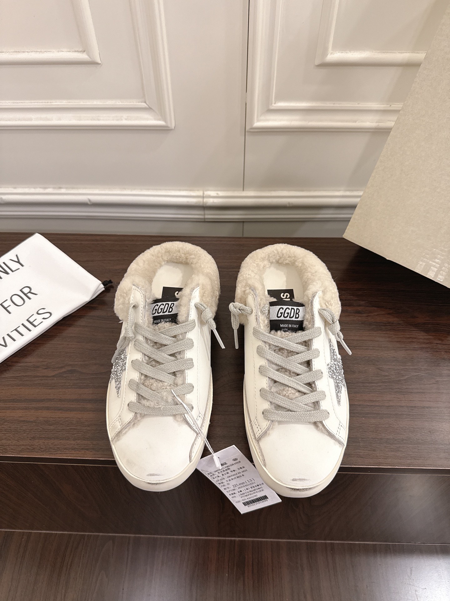 NO:615243,Purchasing agent level [Female code only] GGDB dirty shoes and wool shoes OOTD | Cute real lamb wool has been cultivated by the GGDB ballstar series wool dirty shoes in the past few days, and I am here to share it with you.  I love them so much that they can invisiblely increase the height and refuse to be ridiculed. They are small dirty shoes worn by many bloggers and celebrities. They have a good appearance and are delicate on the feet. They are thickened with wool and velvet but do not show the size of the feet. Their ballstars are all added to increase the height. Small people will be hard-pressed. GGDB dirty shoes and fur shoes, aged essence and lovely real lamb wool, with the leading casual style, celebrities use private clothes to demonstrate, they are good-looking and warm!  Lamb wool half-flop, you are no longer afraid of cold winters. The inner height of the wool insole is 3.5cm, which makes your legs look slimmer. Versatile and versatile, SIZE 35-40 (customized in size 40, non-refundable), furry shoes19860909代购级【限女码】 GGDB 脏脏鞋毛鞋 OOTD|可爱的真羊羔毛 这几天被GGDB ballstar系列羊毛小脏鞋种草了,赶紧来分享给你们 狠狠爱了,隐形增高拒绝被调侃的尴尬,众多达人博主、明星都在穿的小脏鞋,颜值高上脚秀气,羊毛加绒加厚却不显脚大,他们家ballstar都是加了内增高,小个子狠狠被种草 GGDB 脏脏鞋毛鞋,做旧精髓可爱的真羊羔毛,搭配主导的休闲风,明星私服上脚示范,用心好看又保暖！羊羔毛半拖,冷冬也不再怕,毛鞋垫内增高3.5cm,妥妥的显腿瘦,百搭性杠杠的 SIZE35-40码（40定制不退换）,毛毛鞋,Women's Shoes