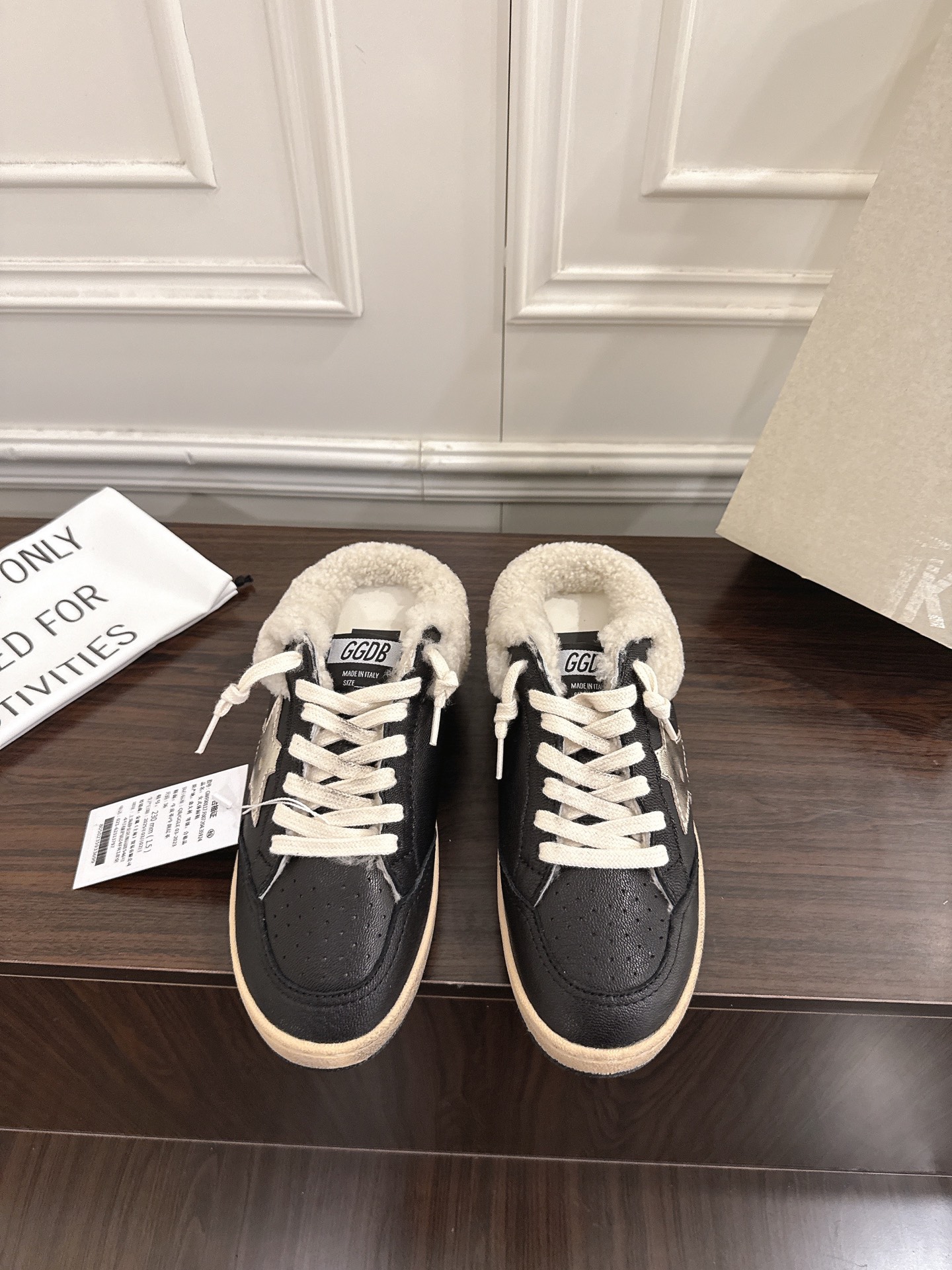 NO:615248,Purchasing agent level [women's code only] GGDB dirty shoes and wool shoes OOTD | Cute real lamb wool has been planted in the GGDB ballstar series wool dirty shoes these days, and I quickly share it with you.  I love them so much that they can invisiblely increase the height and refuse to be ridiculed. They are small dirty shoes worn by many bloggers and celebrities. They have a good appearance and are delicate on the feet. They are thickened with wool and velvet but do not show the size of the feet. Their ballstars are all added to increase the height. Small people will be hard-pressed. GGDB dirty shoes and fur shoes, aged essence and lovely real lamb wool, with the leading casual style, celebrities use private clothes to demonstrate, they are good-looking and warm!  Lamb wool half-flop, you are no longer afraid of cold winters. The inner height of the wool insole is 3.5cm, which makes your legs look slimmer. Versatile and versatile, SIZE 35-40 (customized in size 40, non-refundable), furry shoes19860909代购级【限女码】GGDB 脏脏鞋毛鞋 OOTD|可爱的真羊羔毛 这几天被GGDB ballstar系列羊毛小脏鞋种草了,赶紧来分享给你们 狠狠爱了,隐形增高拒绝被调侃的尴尬,众多达人博主、明星都在穿的小脏鞋,颜值高上脚秀气,羊毛加绒加厚却不显脚大,他们家ballstar都是加了内增高,小个子狠狠被种草 GGDB 脏脏鞋毛鞋,做旧精髓可爱的真羊羔毛,搭配主导的休闲风,明星私服上脚示范,用心好看又保暖！羊羔毛半拖,冷冬也不再怕,毛鞋垫内增高3.5cm,妥妥的显腿瘦,百搭性杠杠的 SIZE35-40码（40定制不退换）,毛毛鞋,Women's Shoes