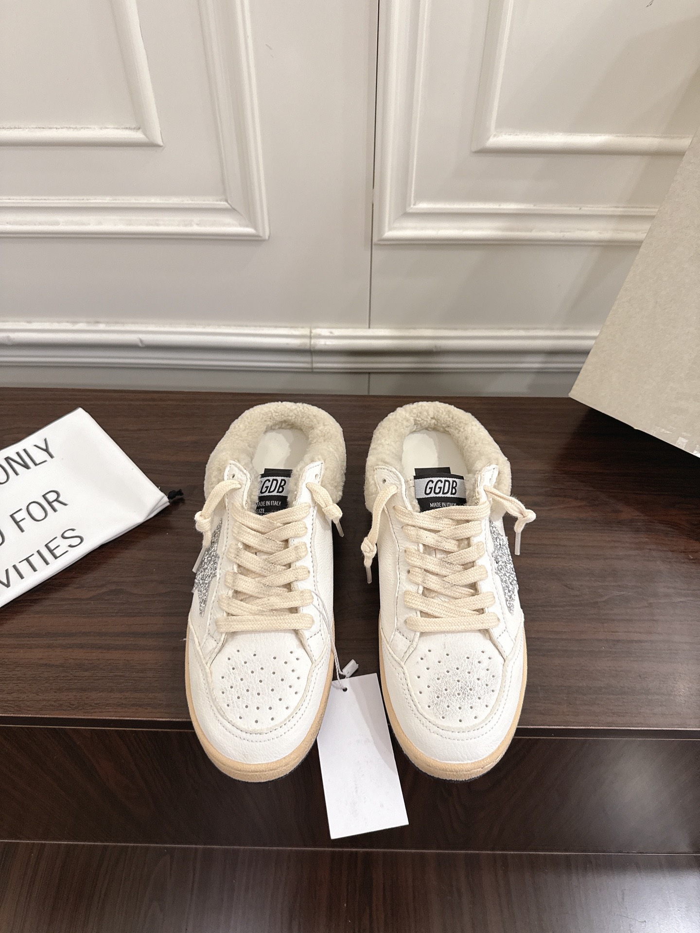 NO:615306,Purchasing agent level [women's code only] GGDB dirty shoes and wool shoes OOTD | Cute real lamb wool has been planted in the GGDB ballstar series wool dirty shoes these days, and I quickly share it with you.  I love them so much that they can invisiblely increase the height and refuse to be ridiculed. They are small dirty shoes worn by many bloggers and celebrities. They have a good appearance and are delicate on the feet. They are thickened with wool and velvet but do not show the size of the feet. Their ballstars are all added to increase the height. Small people will be hard-pressed. GGDB dirty shoes and fur shoes, aged essence and lovely real lamb wool, with the leading casual style, celebrities use private clothes to demonstrate, they are good-looking and warm!  Lamb wool half-flops, you are no longer afraid of cold winters. The inner height of the wool insole is 3.5cm, which makes your legs look slimmer. It is versatile and versatile. SIZE 35-40 (customized in size 40, non-returnable), casual shoes/sports shoes, sneakers19860909代购级【限女码】GGDB 脏脏鞋毛鞋 OOTD|可爱的真羊羔毛 这几天被GGDB ballstar系列羊毛小脏鞋种草了,赶紧来分享给你们 狠狠爱了,隐形增高拒绝被调侃的尴尬,众多达人博主、明星都在穿的小脏鞋,颜值高上脚秀气,羊毛加绒加厚却不显脚大,他们家ballstar都是加了内增高,小个子狠狠被种草 GGDB 脏脏鞋毛鞋,做旧精髓可爱的真羊羔毛,搭配主导的休闲风,明星私服上脚示范,用心好看又保暖！羊羔毛半拖,冷冬也不再怕,毛鞋垫内增高3.5cm,妥妥的显腿瘦,百搭性杠杠的 SIZE35-40码（40定制不退换）,休闲鞋/运动鞋,sneakers,Women's Shoes