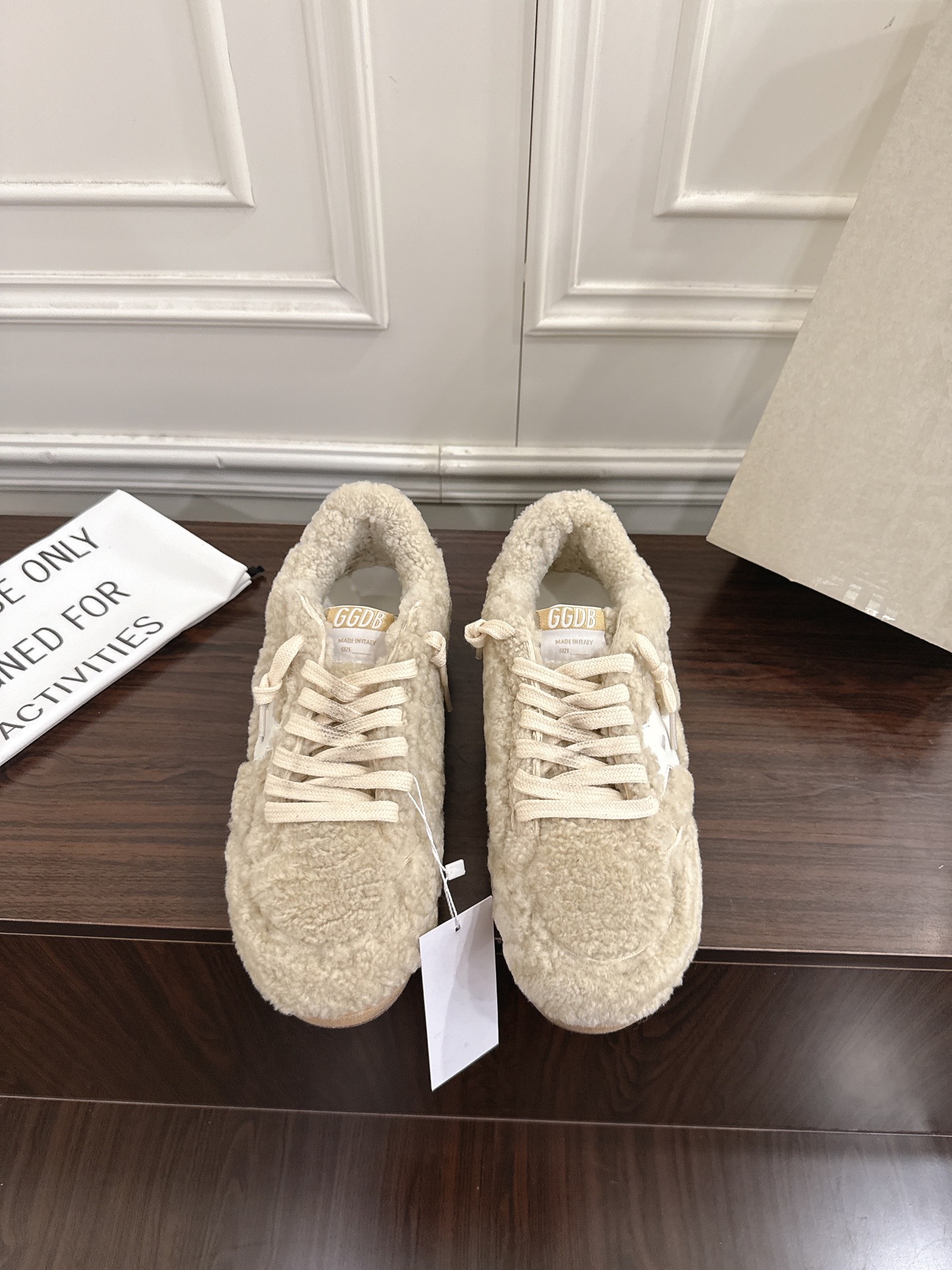 NO:615310,Purchasing agent level [women's size] GGDB dirty shoes and wool shoes OOTD | Cute real lamb wool has been planted in the GGDB ballstar series of wool dirty shoes in the past few days, and I quickly share it with you.  I love them so much that they can invisiblely increase the height and refuse to be ridiculed. They are small dirty shoes worn by many bloggers and celebrities. They have a good appearance and are delicate on the feet. They are thickened with wool and velvet but do not show the size of the feet. Their ballstars are all added to increase the height. Small people will be hard-pressed. GGDB dirty shoes and fur shoes, aged essence and lovely real lamb wool, with the leading casual style, celebrities use private clothes to demonstrate, they are good-looking and warm!  Lamb wool half-flops, you are no longer afraid of cold winters. The inner height of the wool insole is 3.5cm, which makes your legs slimmer. Versatile and versatile, SIZE35-40 (customized for 40, non-returnable), casual shoes/sports shoes, sneakers19860909代购级【女码】 GGDB 脏脏鞋毛鞋 OOTD|可爱的真羊羔毛 这几天被GGDB ballstar系列羊毛小脏鞋种草了,赶紧来分享给你们 狠狠爱了,隐形增高拒绝被调侃的尴尬,众多达人博主、明星都在穿的小脏鞋,颜值高上脚秀气,羊毛加绒加厚却不显脚大,他们家ballstar都是加了内增高,小个子狠狠被种草 GGDB 脏脏鞋毛鞋,做旧精髓可爱的真羊羔毛,搭配主导的休闲风,明星私服上脚示范,用心好看又保暖！羊羔毛半拖,冷冬也不再怕,毛鞋垫内增高3.5cm,妥妥的显腿瘦,百搭性杠杠的 SIZE35-40（40定做不退换）,休闲鞋/运动鞋,sneakers,Women's Shoes