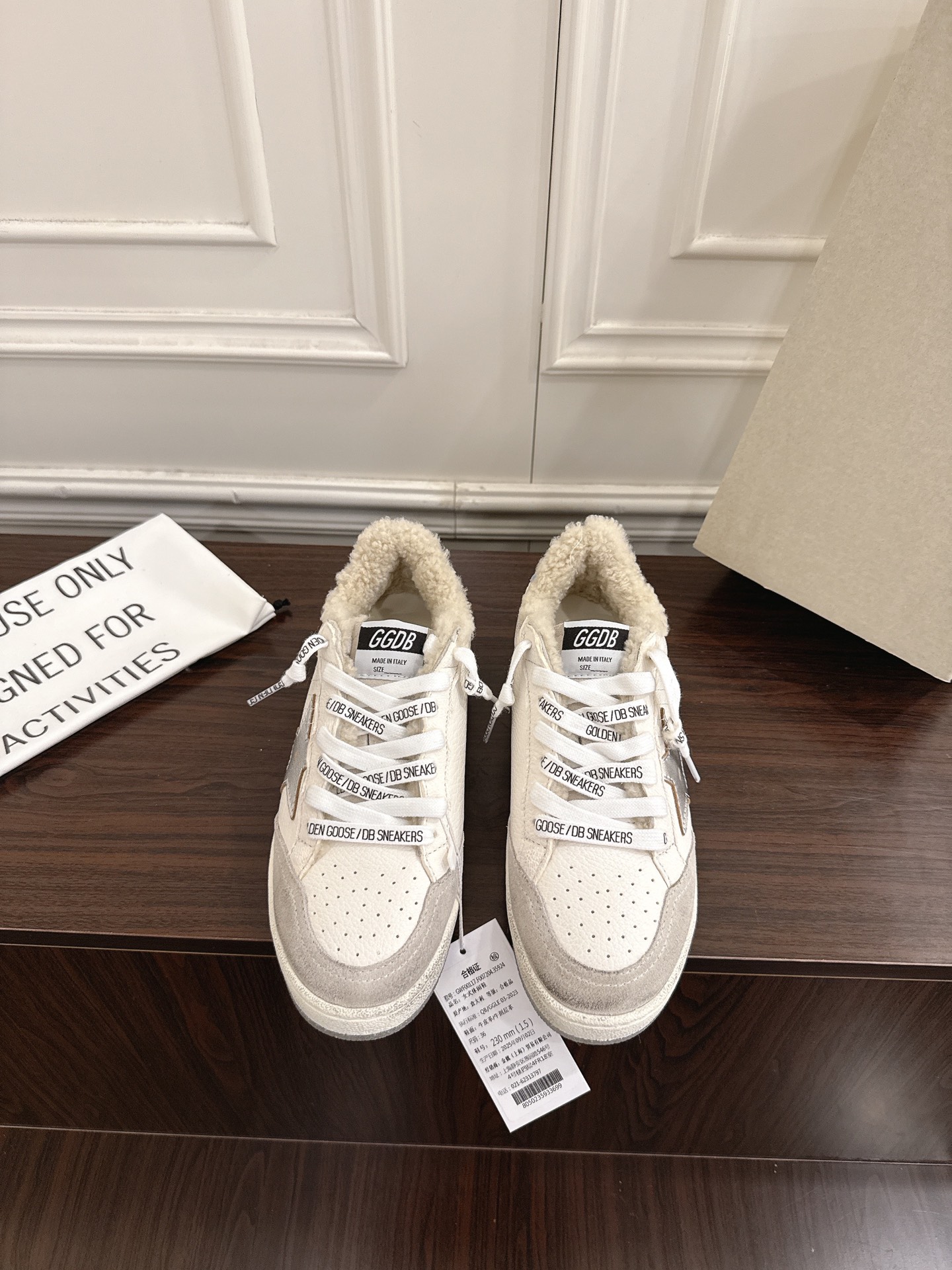 NO:615418,Purchasing agent level [Female code only] GGDB dirty shoes and wool shoes OOTD | Cute real lamb wool has been cultivated by the GGDB ballstar series wool dirty shoes in the past few days, and I am here to share it with you.  I love them so much that they can invisiblely increase the height and refuse to be ridiculed. They are small dirty shoes worn by many bloggers and celebrities. They have a good appearance and are delicate on the feet. They are thickened with wool and velvet but do not show the size of the feet. Their ballstars are all added to increase the height. Small people will be hard-pressed. GGDB dirty shoes and fur shoes, aged essence and lovely real lamb wool, with the leading casual style, celebrities use private clothes to demonstrate, they are good-looking and warm!  Lamb wool half-flops, you are no longer afraid of cold winters. The inner height of the wool insole is 3.5cm, which makes your legs look slimmer. It is versatile and versatile. SIZE 35-40 (customized in size 40, non-returnable), casual shoes/sports shoes, sneakers19860909代购级【限女码】 GGDB 脏脏鞋毛鞋 OOTD|可爱的真羊羔毛 这几天被GGDB ballstar系列羊毛小脏鞋种草了,赶紧来分享给你们 狠狠爱了,隐形增高拒绝被调侃的尴尬,众多达人博主、明星都在穿的小脏鞋,颜值高上脚秀气,羊毛加绒加厚却不显脚大,他们家ballstar都是加了内增高,小个子狠狠被种草 GGDB 脏脏鞋毛鞋,做旧精髓可爱的真羊羔毛,搭配主导的休闲风,明星私服上脚示范,用心好看又保暖！羊羔毛半拖,冷冬也不再怕,毛鞋垫内增高3.5cm,妥妥的显腿瘦,百搭性杠杠的 SIZE35-40码（40定制不退换）,休闲鞋/运动鞋,sneakers,Women's Shoes