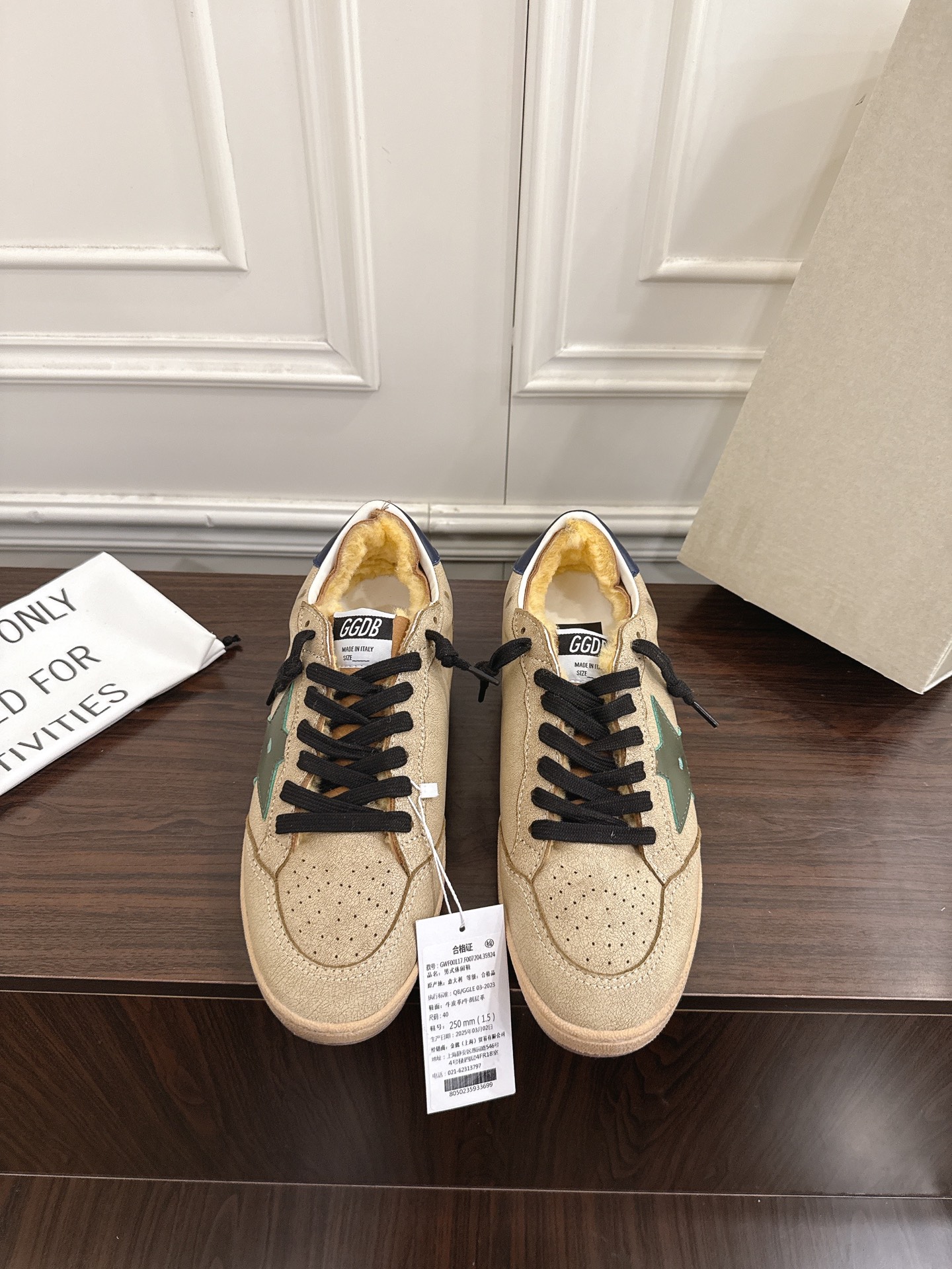 NO:615419,Purchasing agent level [couple code] GGDB dirty shoes and wool shoes OOTD | Cute real lamb wool has been planted in the GGDB ballstar series of wool dirty shoes in the past few days, and I quickly share it with you.  I love them so much that they can invisiblely increase the height and refuse to be ridiculed. They are small dirty shoes worn by many bloggers and celebrities. They have a good appearance and are delicate on the feet. They are thickened with wool and velvet but do not show the size of the feet. Their ballstars are all added to increase the height. Small people will be hard-pressed. GGDB dirty shoes and fur shoes, aged essence and lovely real lamb wool, with the leading casual style, celebrities use private clothes to demonstrate, they are good-looking and warm!  Lamb wool half-flop, you are no longer afraid of cold winters. The fur insole is 3.5cm higher, which makes your legs appear slimmer. Versatile and versatile, SIZE couple size, women's size 35-40, men's size 39-45 (women's 40 and 45 customized, non-refundable), casual shoes/sports shoes, sneakers19860909代购级【情侣码】 GGDB 脏脏鞋毛鞋 OOTD|可爱的真羊羔毛 这几天被GGDB ballstar系列羊毛小脏鞋种草了,赶紧来分享给你们 狠狠爱了,隐形增高拒绝被调侃的尴尬,众多达人博主、明星都在穿的小脏鞋,颜值高上脚秀气,羊毛加绒加厚却不显脚大,他们家ballstar都是加了内增高,小个子狠狠被种草 GGDB 脏脏鞋毛鞋,做旧精髓可爱的真羊羔毛,搭配主导的休闲风,明星私服上脚示范,用心好看又保暖！羊羔毛半拖,冷冬也不再怕,毛鞋垫内增高3.5cm,妥妥的显腿瘦,百搭性杠杠的 SIZE情侣款女款35-40码男款39-45（女40 45定制不退换）,休闲鞋/运动鞋,sneakers,Women's Shoes