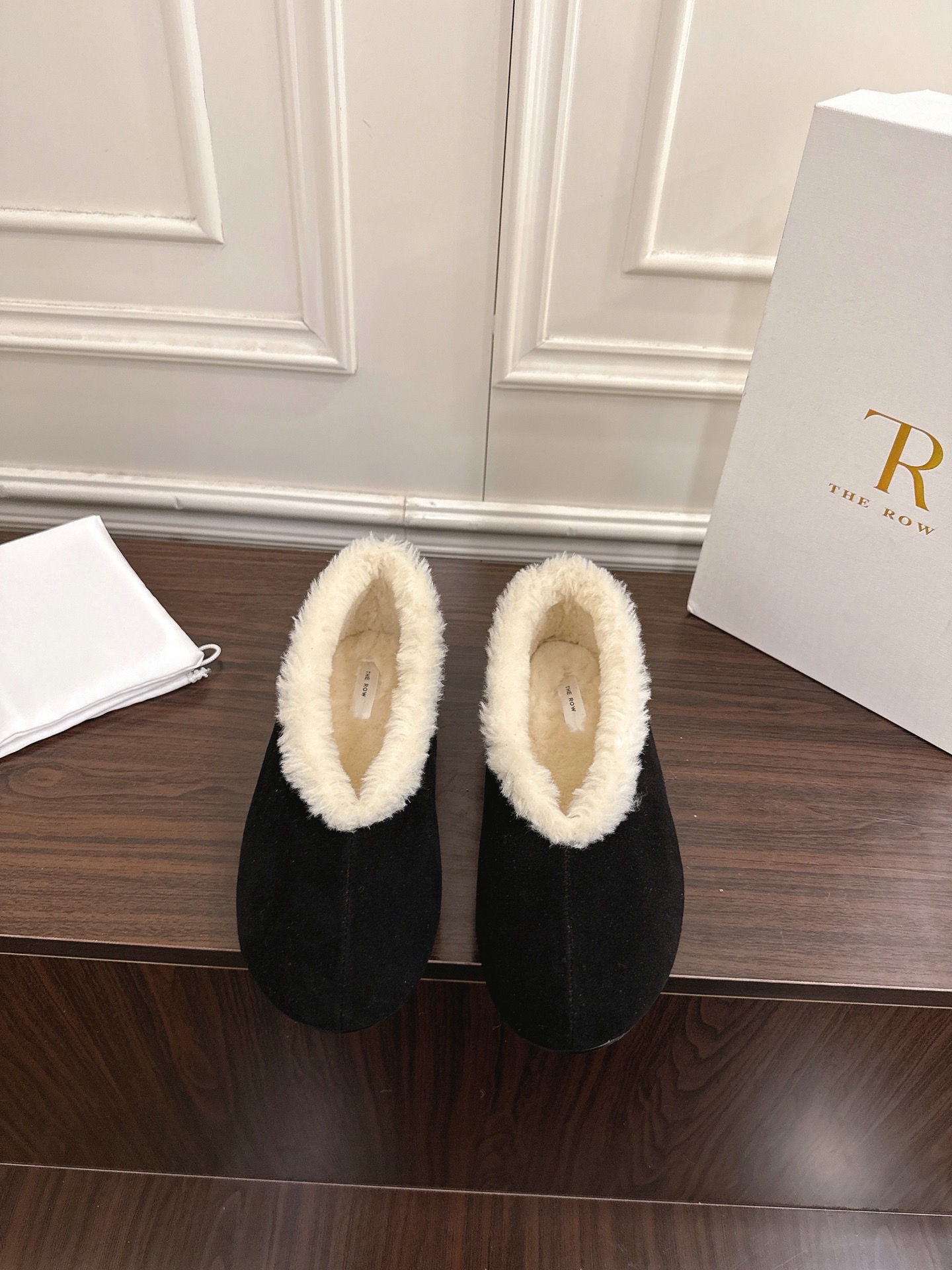 NO:626010,The Row 25WF's new retro furry shoes. The double furry shoes use the brand's signature minimalist aesthetics to annotate the 'refinement at home' in autumn and winter. The soft and dense wool short velvet is selected to wrap the upper. Low-saturated apricots such as caramel echo the Maillard style in autumn and winter. Clean lines without unnecessary decoration. Whether paired with a knitted long skirt to create a gentle atmosphere or paired with jeans to create a casual and relaxed feeling, they balance elegance and comfort with the warmth of velvet, making every step feel like stepping on the clouds.  Interpretation of the contemporary life aesthetics of 'wanting to go out and being greedy at home'. The fabric is imported from Beijing. The lining is made of wool. The original mold is made to customize the non-slip outsole. Size 35-41 (customized at 40.41), fur shoes, skirts, jeans19860909The Row 25WF新品复古毛毛鞋 双毛毛鞋以品牌标志性极简美学注解秋冬“宅家精致主义”. 甄选柔密羊毛短绒包裹鞋面 焦糖等低饱和杏系呼应秋冬美拉德风 无多余装饰的利落线条 无论是搭配针织长裙营造温柔氛围 还是配牛仔裤打造随性松弛感 都以绒感暖意平衡优雅与舒适 让每一步都像踩在云端 诠释“既想出门又贪恋居家”的当代生活美学. 面料采用进口牛京 内里踮脚均为羊毛 原版开模定制防滑大底 size35-41（40.41定制）,毛毛鞋,skirts,jeans,Women's Shoes