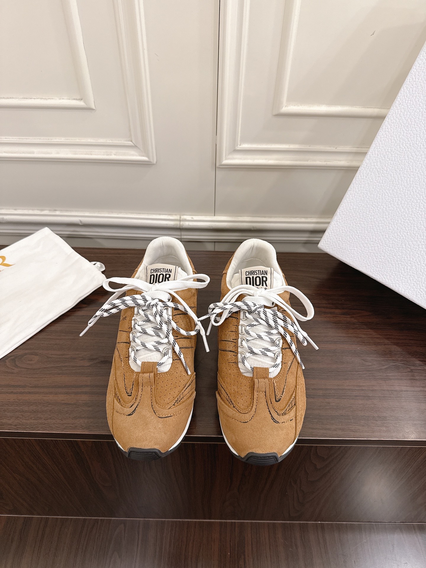 NO:626001,Dior sketch Dior's latest catwalk style graffiti sketch moral training shoes Forrest Gump shoes. Sports shoes purchased and developed at Taikoo Hui RMB. This pair of shoes has changed the previous impression of the single design style of Forrest Gump shoes. It retains the original shape. The details are very in line with the current fashion trends, but it also incorporates the owner's new understanding and retro feelings for Forrest Gump shoes. The overall feeling is completely new. The material is a bit matte leather, full of retro style, and it looks very high-end. The feeling on the back of the foot is very convex. It looks really good on the feet and is versatile. It can be worn with any style of clothes, pants or skirts. It looks good on anyone. The upper is retro-style frosted cowhide. Original combination outsole. Size 35-41 (40 41 customized), casual shoes/sports shoes, dior, sneakers, skirts, cowhide19860909Dior sketch 迪奧 最新走秀款涂鸦素描德训鞋 阿甘鞋 运动鞋太古汇RMB购入开发 这双鞋改变了之前印象中的阿甘鞋单一的设计风格 保留着原本的造型 细节点缀上非常符合当下流行趋势但也融入了主理人对于阿甘鞋全新的理解和复古情怀.整体感觉焕然一新材质是有一点哑光的皮质,复古风十足 看起来很高级 上脚后的感觉就是很凸造型 上脚真心好看又百搭 啥风格衣服裤子裙子都能驾驭 谁穿谁好看 鞋面复古风磨砂牛皮 原版组合大底 Size35-41（40 41定制）,休闲鞋/运动鞋,dior,sneakers,skirts,cowhide,Women's Shoes