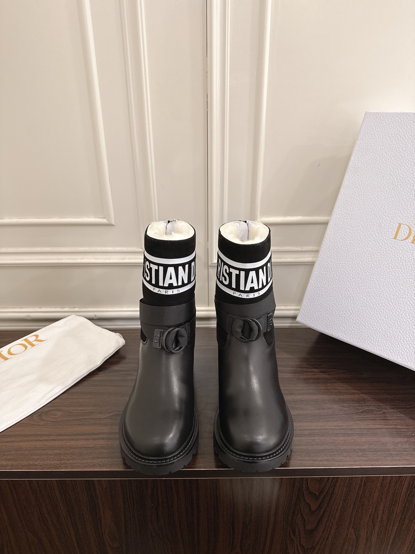 NO:625991,Pirie Mauri Dior Dior 2026 new Fengshen boots Martin sock boots This D-Major boot is eye-catching and shows personality. The black cow leather upper is paired with the same-tone technical knitted fabric sock, decorated with a white Christian Dior logo strip pattern inspired by the Book Tote handbag. The adjustable strap highlights the ankle line, and the thick and lightweight notched sole is more refined. Fabric Original cowhide/wool  The inner lining is original leather/mauri (remark the inner lining when placing an order). The sole is molded. The sole is size 35-41 (40.41 customization is non-returnable and non-exchangeable), boots, dior, dior, boots, cowhide, socks.19860909皮里 毛里 Dior 迪奥2026新款封神战靴马丁袜子靴 这款 D-Major 靴子醒目吸睛,彰显个性.黑色牛皮革鞋面搭配同色调科技针织面料袜筒,饰以灵感源自 Book Tote 手袋的白色 Christian Dior 标志条形图案.可调节饰带突显脚踝线条,厚实而轻盈的凹口鞋底更显精致. 面料原版牛皮/羊毛 内里原版皮里/毛里(下单备注内里) 鞋底开模鞋底 尺码35-41(40.41定制不退不换),靴子,dior,dior,boots,cowhide,socks,Women's Shoes