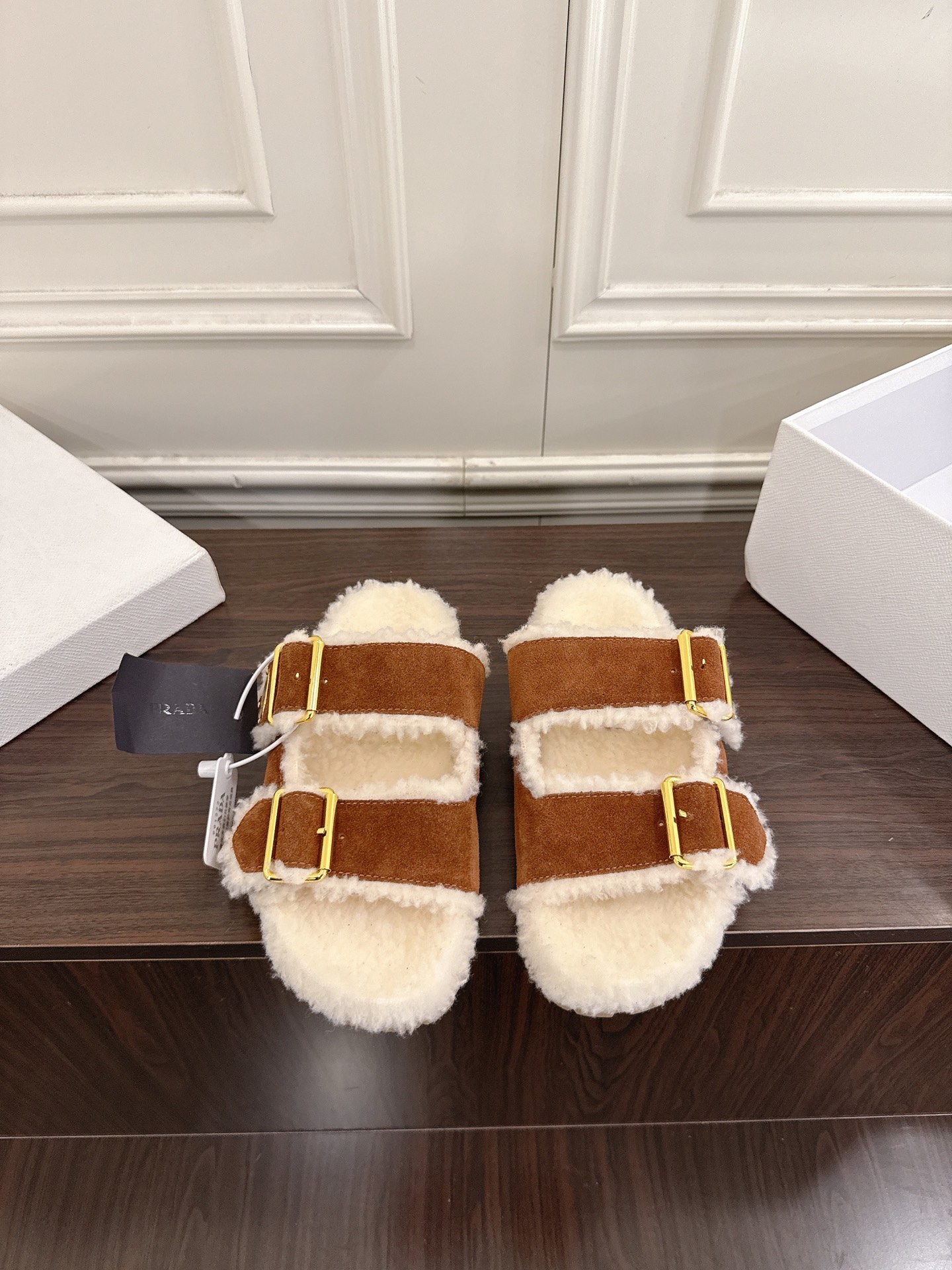 NO:625982,PRADA Triangular logo wool shoes, thick-soled boots, snow boots, half slippers!  High-grade cowhide and real lamb hair, genuine leather welt, two-color TPU outsole, the material details can be compared with the original version, and the ordinary version on the market can be distinguished!  Nubuck leather upper, wool lining Size 35-41 (40/41 customized, non-returnable), furry shoes and slippers, prada, prada, boots, slippers19860909PRADA 普拉达 三角标羊毛鞋,厚底靴 雪地靴 半拖鞋系！ 高级牛绒真羊羔毛 真皮沿条 双色TPU大底 材质细节可对比原版,市面普通版本区分！ 鞋面对版磨砂皮 内里羊毛 Size35-41（40/41定做不退换）,毛毛鞋拖鞋,prada,prada,boots,slippers,Women's Shoes