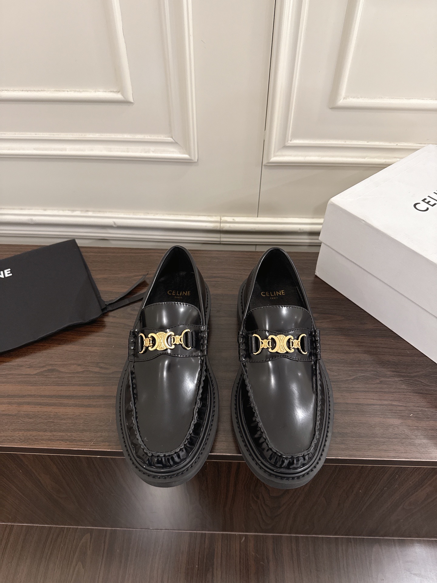 NO:625973,CELINE·Celine mules spring and summer Mary Jane loafers. Authentic products purchased and developed at the counter. Hollow upper with Arc de Triomphe hardware buckle design, highly brand-recognizable. Vamp open edge beaded patent leather. Sheepskin for feet. Combined outsole genuine leather welt. Heel height 5CM. Size 35-41 (40.41 customized and non-returnable). Loafers, celine, celine, loafers, mary  jane,cowhide,sheepskin19860909CELINE·思琳赛琳穆勒鞋春夏玛丽珍乐福鞋 专柜正品购入开发,镂空鞋面搭配凯旋门五金扣设计极具品牌辨识度 鞋面开边珠漆皮牛皮 垫脚羊皮 组合大底真皮沿条 跟高5CM 码数35-41（40.41定做不退换）,乐福鞋,celine,celine,loafers,mary jane,cowhide,sheepskin,Women's Shoes