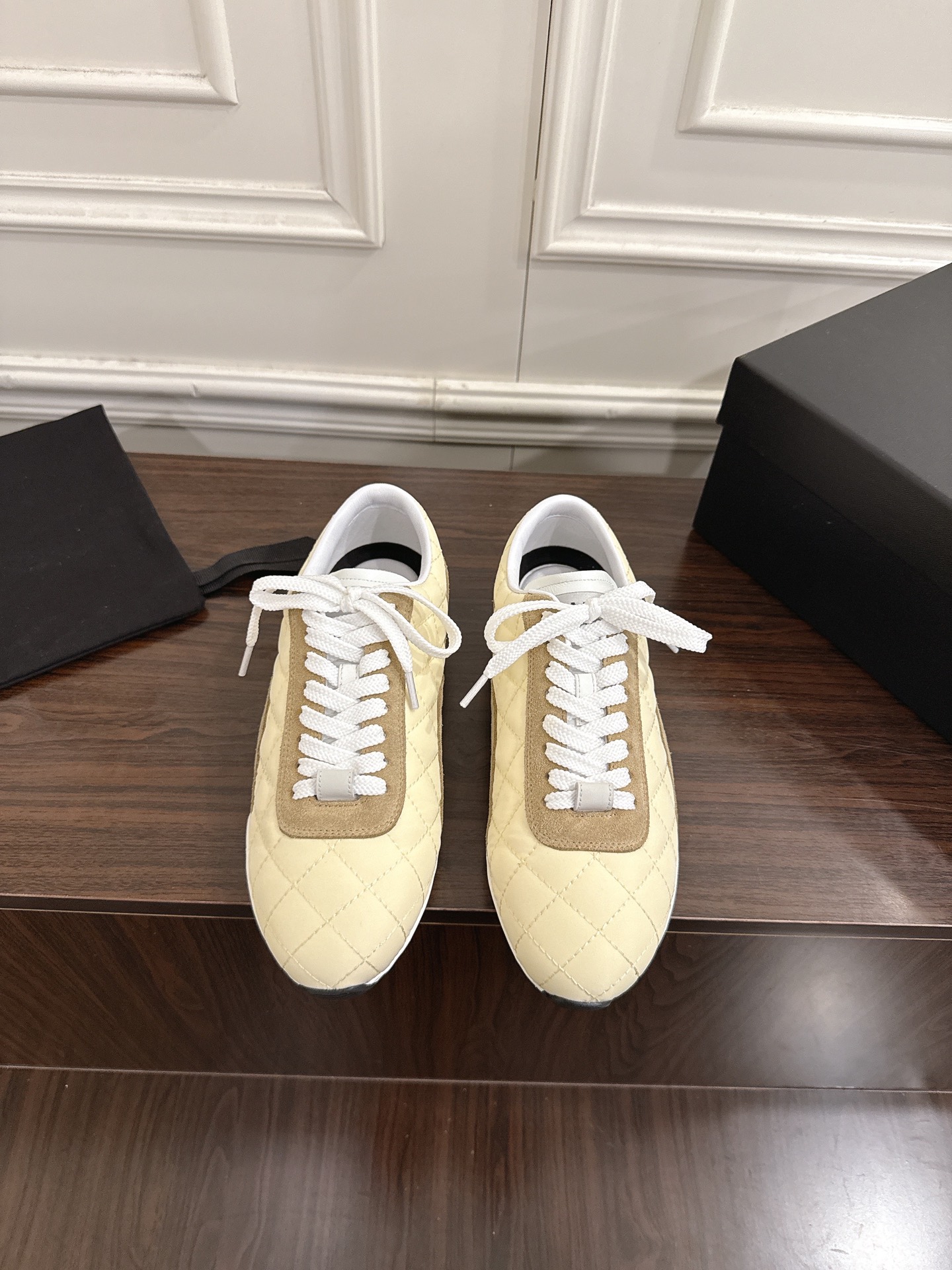 NO:625964,Chanel Chanel rhombus moral training shoes, casual shoes, the top version, the latest hidden mesh soft rhombus pattern, soft lambskin with a large tongue and classic logo, full of retro feel, and the most versatile black and white color scheme, a must-have for Coco girls. Broken nail design on the sole, super soft. Original custom lambskin rhombus fabric. Imported custom sheepskin + mesh lining. Original molded rubber sole.  Size35-40 (40 orders are not returnable), casual shoes/sports shoes, chanel, chanel, sneakers, sheepskin19860909Chanel香奈儿菱格纹德训鞋 休闲鞋 顶级版本,最新隐藏款网软菱格纹 柔软小羊皮配搭大鞋舌和经典 logo满满的复古感又是最最最百搭的黑白配色 coco女孩必入的一款 鞋底碎钉设计 超级柔软 面料原版定制小羊皮菱格纹 内里进口定制羊皮+网里 鞋底原版开模碎钉橡胶材质 Size35-40（40订做不退换）,休闲鞋/运动鞋,chanel,chanel,sneakers,sheepskin,Women's Shoes