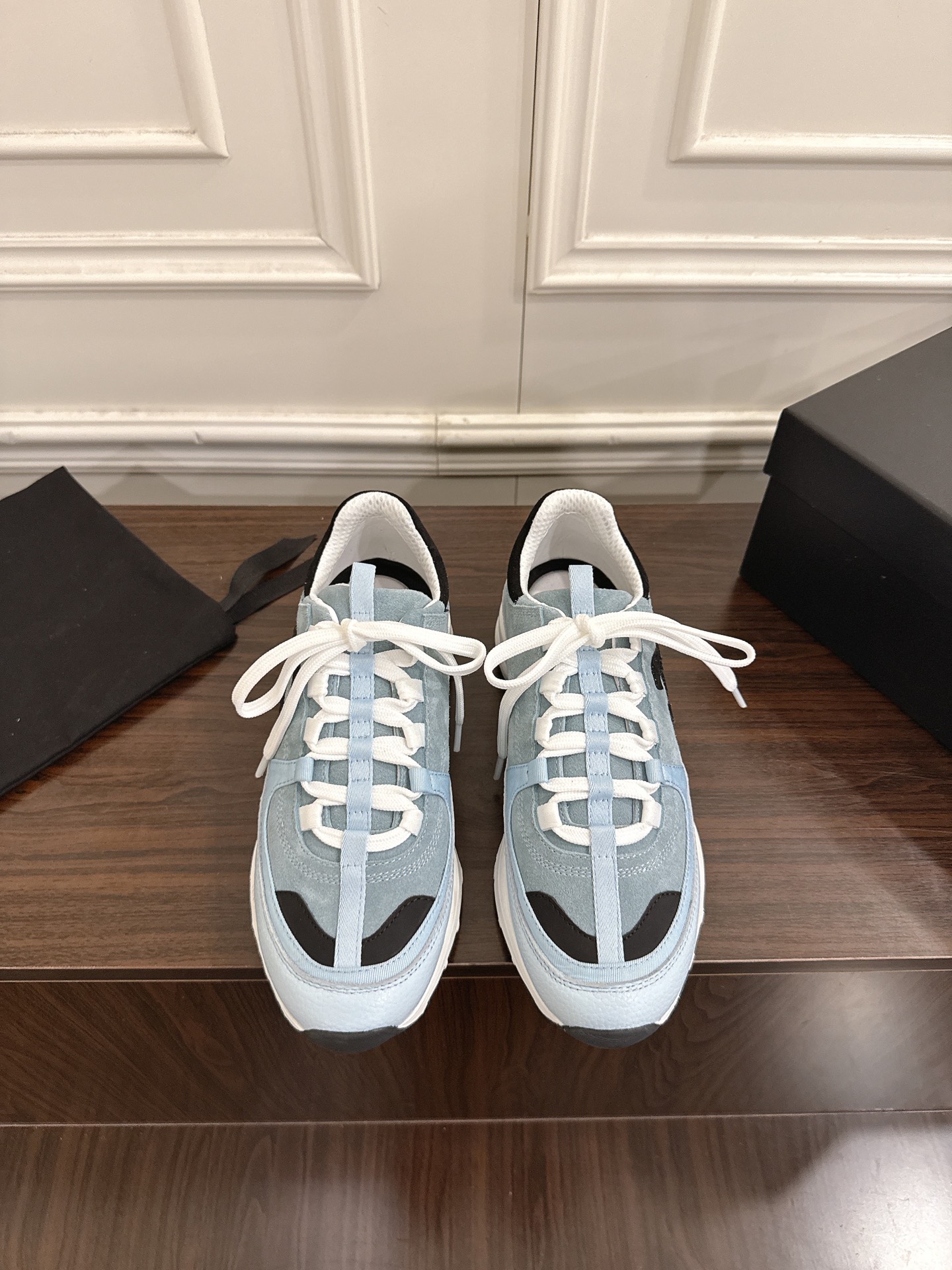 NO:626041,Chanel Chanel 2025 new suede round-toe panda rhombus thick-soled sneakers, fashionable height-increasing shoes, casual shoes, versatile and high-end shoes are here!  This pair is really amazing!  The classic design and versatile upper, paired with a fashionable sports outsole, will make you fall in love at first sight!  The color scheme is high-end and eye-catching. When worn on the feet, it immediately enhances the overall temperament ~ Whether it is for casual outings or outdoor sports, it can be easily controlled!  It looks good no matter how you wear it, and it’s high-end no matter how you match it~ Imported frosted cowhide material, original lining, original molded sole, size 35-41 (40/41 customized, non-returnable), casual shoes/sports shoes, chanel, chanel, sneakers, cowhide, chamois leather19860909Chanel 香奈儿2025新款麂皮圆头熊猫菱格厚底运动鞋时尚增高鞋休闲鞋  高级感拉满的百搭神鞋来啦！这双真的太绝了！经典设计多艺鞋面,搭配时尚运动大底,一眼心动！配色高级又吸睛,上脚立马提升整体气质～ 不管是休闲出街、户外运动,都能轻松驾驭！怎么穿都好看,怎么搭都高级～ 面料进口磨砂牛皮 内里原版内里 鞋底原版开模鞋底 码数35-41(40/41定做不退换）,休闲鞋/运动鞋,chanel,chanel,sneakers,cowhide,chamois leather,Women's Shoes