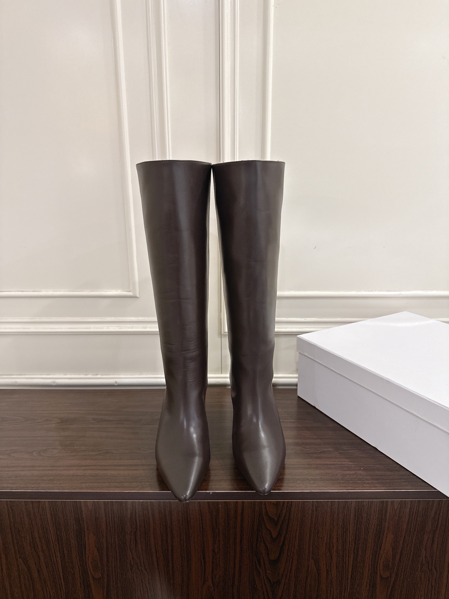 NO:626026,Maison Margiela pointed toe knight boots short boots MM6 tabi long short boots 2025 new products, the highest version, buyer purchasing 1:1 perfect replica of the split toe tabi boots original molded leather soles. The original lasted shoes are very generous and can be easily matched with various styles. The good news for short legs The upper body instantly becomes longer legs in an instant. The upper feet are not bound by conventions, do whatever you want. The fried chicken on the upper feet is soft and comfortable. The upper is original imported cowhide.  Imported cowhide lining, original genuine leather outsole, Size35-41 (40.41 customized, non-returnable, non-exchangeable), boots, masion margiela, boots, cowhide19860909Maison Margiela 玛吉拉尖头骑士靴短靴MM6家tabi分趾鞋长短靴 2025新品最高版本买手代购1:1完美复刻分趾tabi靴原版开模真皮鞋底 原版套楦鞋型很大方 搭配各种风格都可以轻松驾驭 小短腿的福音 上身瞬间秒变大长腿 上脚不被常规所拘束,随心所欲做自己 上脚炒鸡柔软舒适 鞋面原版进口牛皮 内里进口牛皮 大底原版真皮鞋底 Size35-41（40 .41定制不退不换),靴子,masion margiela,boots,cowhide,Women's Shoes