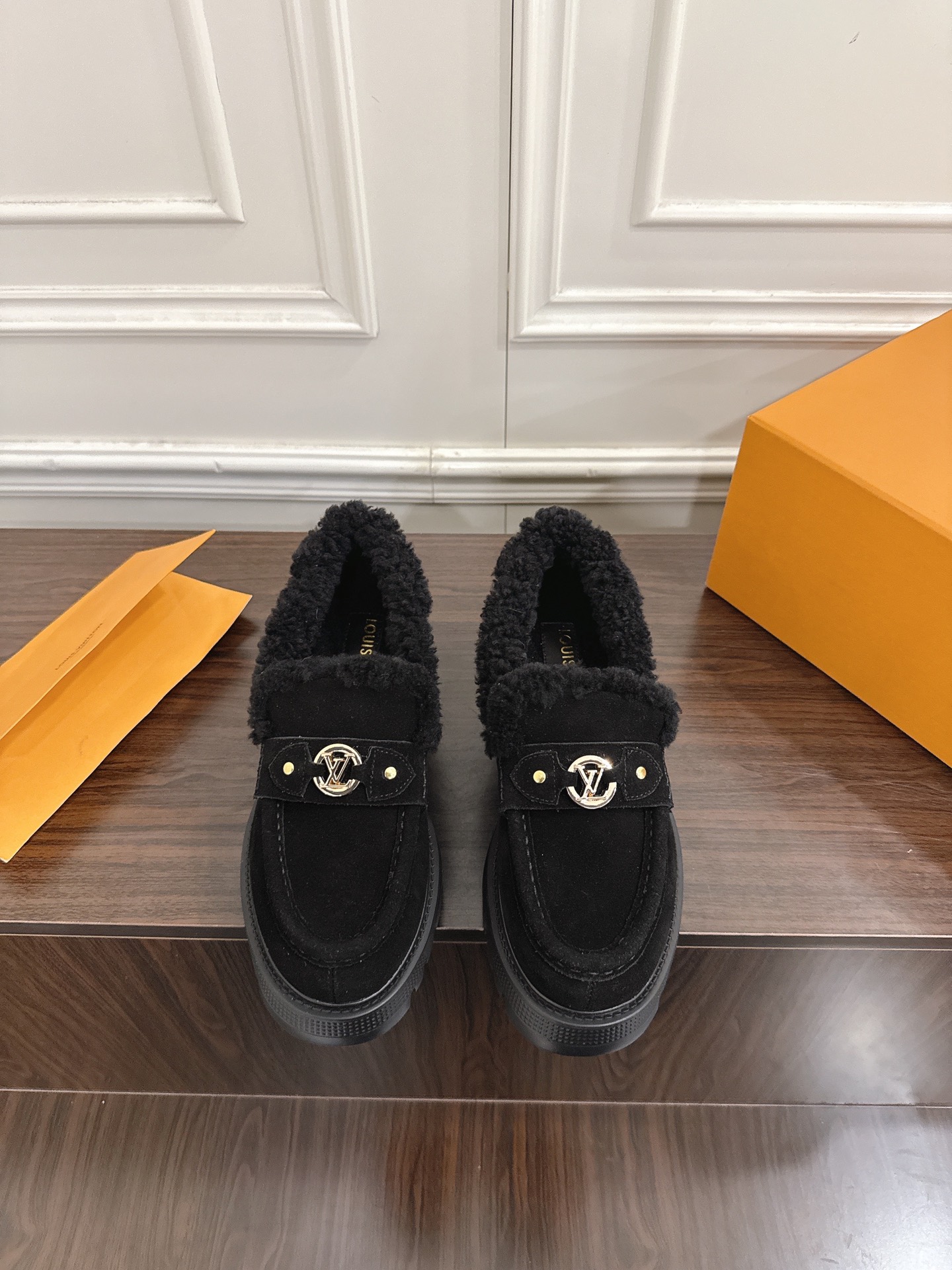 NO:626017,Louis Vuitton Autumn and Winter New Maoli Slip-On Loafers Lamb Ebony Beans Women's Shoes LV Cicle Series Letter Logo Hardware Lock Punk Style Rivet Round Toe Color-blocking Casual Loafers Fabric Upper Imported Sheep Leather Lining Lamb Wool Lining Outsole Original Open Mold Outsole Size35-41 (40.41 customized non-refundable), loafers, louis vuitton, louis vuitton, loafers, sheep19860909Louis Vuitton 秋冬新款毛里一脚蹬乐福鞋羊羔毛豆豆女鞋 LV Cicle 系列字母logo五金锁扣朋克风格铆钉圆头拼色休闲乐福鞋 面料鞋面进口羊猄皮 内里羊羔毛内里 大底原版开模大底 Size35-41(40.41定制不退换）,乐福鞋,louis vuitton,louis vuitton,loafers,sheep,Women's Shoes