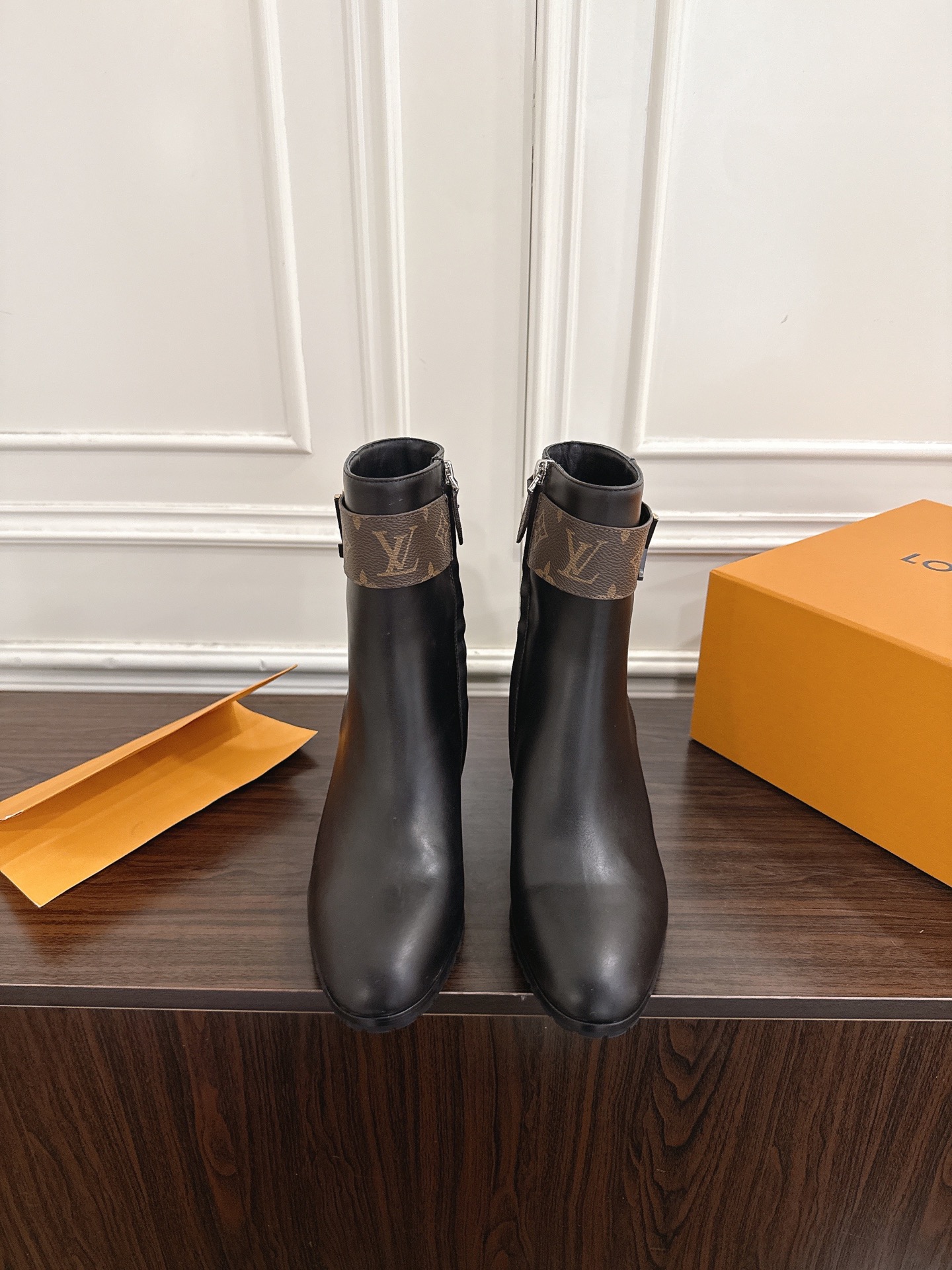 NO:626008,Louis Vuitton's new autumn and winter LV Swing high-heeled short boots. The hottest and latest metal heel side zipper short boots, letter buckle and ankle boots. Made of soft leather, the design is easy to put on and take off, and the neat lines highlight the elegant style. The V-shaped hollow square heel and its glossy lining establish recognition, and the LVTwist decoration on the toe box is the finishing touch for exquisite details.  The cute round toe shape is matched with the LV logo - exquisite and good-looking, and the thick heel feels particularly comfortable and easy to wear. A classic and versatile item!  Original molded V-shaped metal heel!  Upper calfskin, inner padding sheepskin, sole Italian A-grade leather outsole, heel height 8cm, Size 35-41 (40.41 custom made, non-returnable), boots, louis vuitton, louis vuitton, stuart weitzman, boots, cowhide, sheepskin, Leather soles19860909Louis Vuitton 秋冬新款LV Swing高跟短靴 最火最新金属跟侧拉链短靴字母扣及踝靴 选用柔软 皮革塑造易于穿脱的设计,以利落线条彰显典雅风范.V形镂空方跟及其莹泽内里树立辨识度,鞋头LVTwist装饰点睛考究细节 可爱的圆头造型搭配LV标志-精致又好看,粗跟脚感特别的好穿舒适.经典百搭单品！ 原版开模V型金属跟！ 鞋面小牛皮 内里垫脚羊皮 鞋底意大利A级真皮大底 跟高8cm Size 35-41（40.41定做不退换）,靴子,louis vuitton,louis vuitton,stuart weitzman,boots,cowhide,sheepskin,Leather soles,Women's Shoes