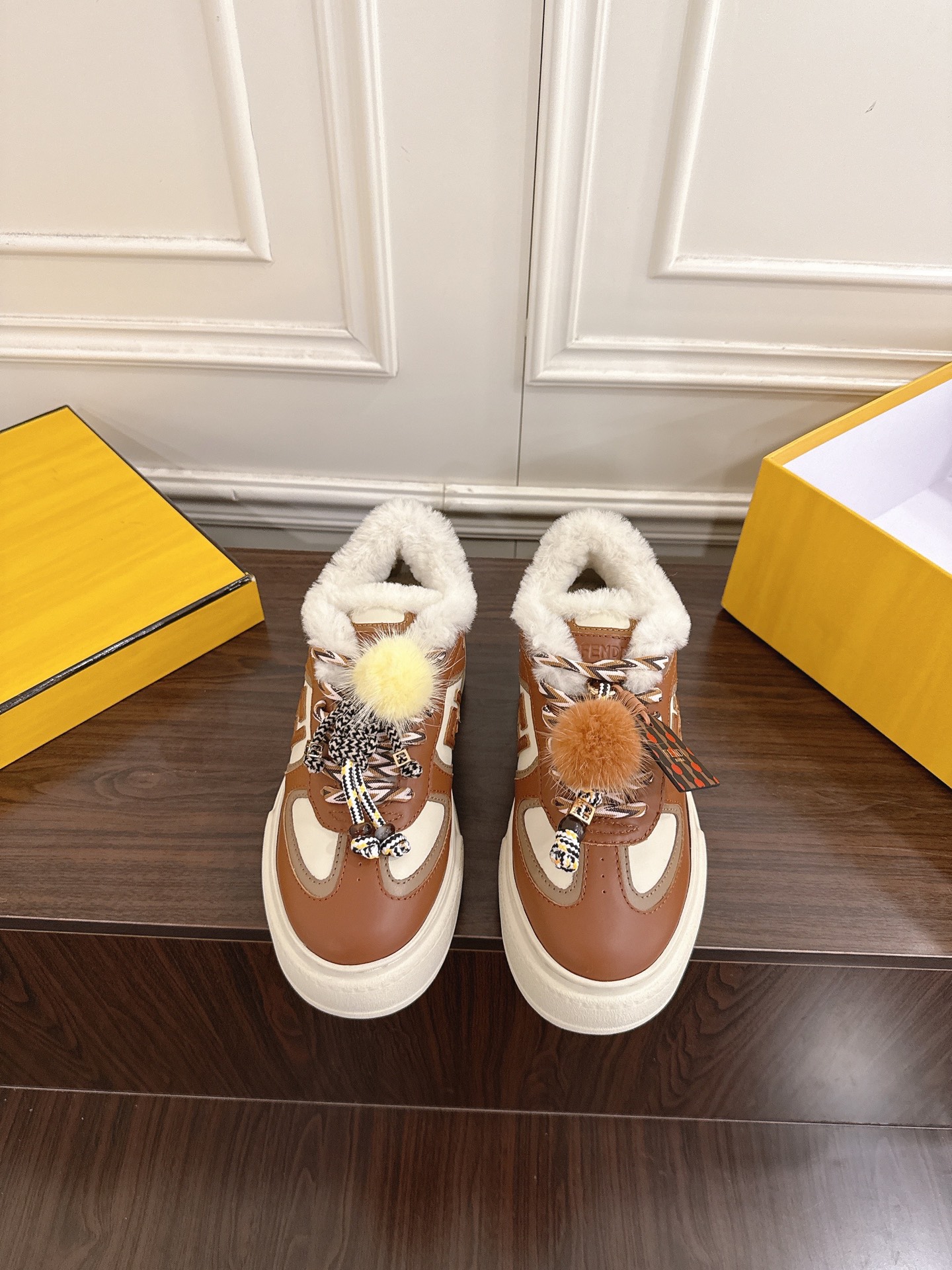 NO:645963,Fendi Fendi's new Match double F presbyopic stitching white shoes asymmetric magic thick-soled wool casual shoes sports shoes  This shoe is made of leather and printed suede with a denim effect. The right shoe is decorated with a small braided doll with colorful and colorful mink details and a gold metal FF pattern bracelet. The left shoe is decorated with a large brown taffeta bow. This 'half childish, half elegant' contrast design is both 'weird' (the left and right styles are fighting but super harmonious) and 'cute' (the details are full of cuteness and sophistication), giving the thick-soled shoes an artistic feel. The upper is original cowhide  Wool lining, outsole, original foam sole, shoe size women's size 35-41 (40.41 customized, non-returnable, non-exchangeable), casual shoes/sports shoes, fendi, fendi, sneakers, bracelet, cowhide19860909Fendi芬迪新款Match双F老花拼接小白鞋 不对称魔法厚底羊毛休闲鞋 运动鞋 这款有皮面、牛仔面料效果印花绒面材质.右鞋上饰有带彩色和彩色貂毛细节和金色金属FF图案手链的编绳小玩偶.左鞋上饰有棕色塔夫绸大蝴蝶结.这种“一半童趣、一半优雅”的反差设计,既「奇奇怪怪」(左右风格打架却超和谐),又「可可爱爱」(细节里的萌点和精致感拉满),妥妥把厚底鞋玩出艺术感 鞋面原版牛皮 内里羊毛内里 大底原版发泡鞋底 鞋码女码35-41（40.41定制不退不换）,休闲鞋/运动鞋,fendi,fendi,sneakers,bracelet,cowhide,Women's Shoes