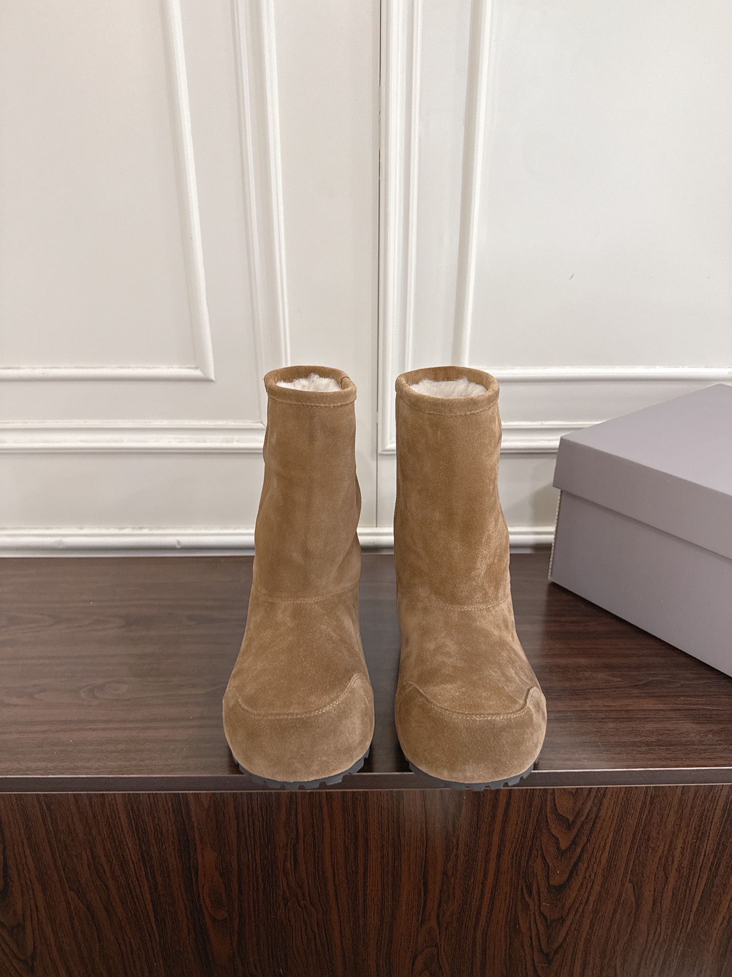 NO:645951,BALENCIAGA's new autumn and winter mid-calf pure wool snow boots. These boots are unique in design, with straps and belt elements as highlights. Not only can the boots be firmly attached to the foot, but the tightness can also be adjusted at will. In terms of details, the brand's iconic distressed hardware runs throughout, cleverly creating a retro wear effect and highlighting individual attitude. It is paired with thick toothed rubber soles. It not only ensures the comfort of wearing, but also strengthens the overall sense of fashion and visibility. Venom high boots are undoubtedly a fashion item not to be missed this season. They will add a unique charm to fashion enthusiasts' outfits and lead a new wave of fashion. Boot height. Upper layer of cowhide nubuck leather. Lining imported wool. Size 35-40 (40 customizations are non-returnable and non-exchangeable). Snow boots, balenciaga, balenciaga, boots, cowhide19860909BALENCIAGA巴黎世家秋冬新款中筒纯羊毛雪地靴  这款靴子在设计上独具匠心 以绑带与皮带元素作为亮点 不仅能将靴子稳固贴合于足部 更可随心调节松紧 在细节处理上 品牌标志性的做旧五金件贯穿始终 巧妙营造出复古磨损效果,彰显个性态度搭配厚实的齿状橡胶鞋底 既保证了穿着的舒适度,又强化了整体的时尚感与辦识度Venom高筒靴无疑是本季不容错过的时尚单品,它将为时尚爱好者们的穿搭增添别样魅力,引领新一轮的潮流风尚 靴筒高度 鞋面头层牛皮磨砂皮 内里进口羊毛 码35-40(40定制不退不换),雪地靴,balenciaga,balenciaga,boots,cowhide,Women's Shoes