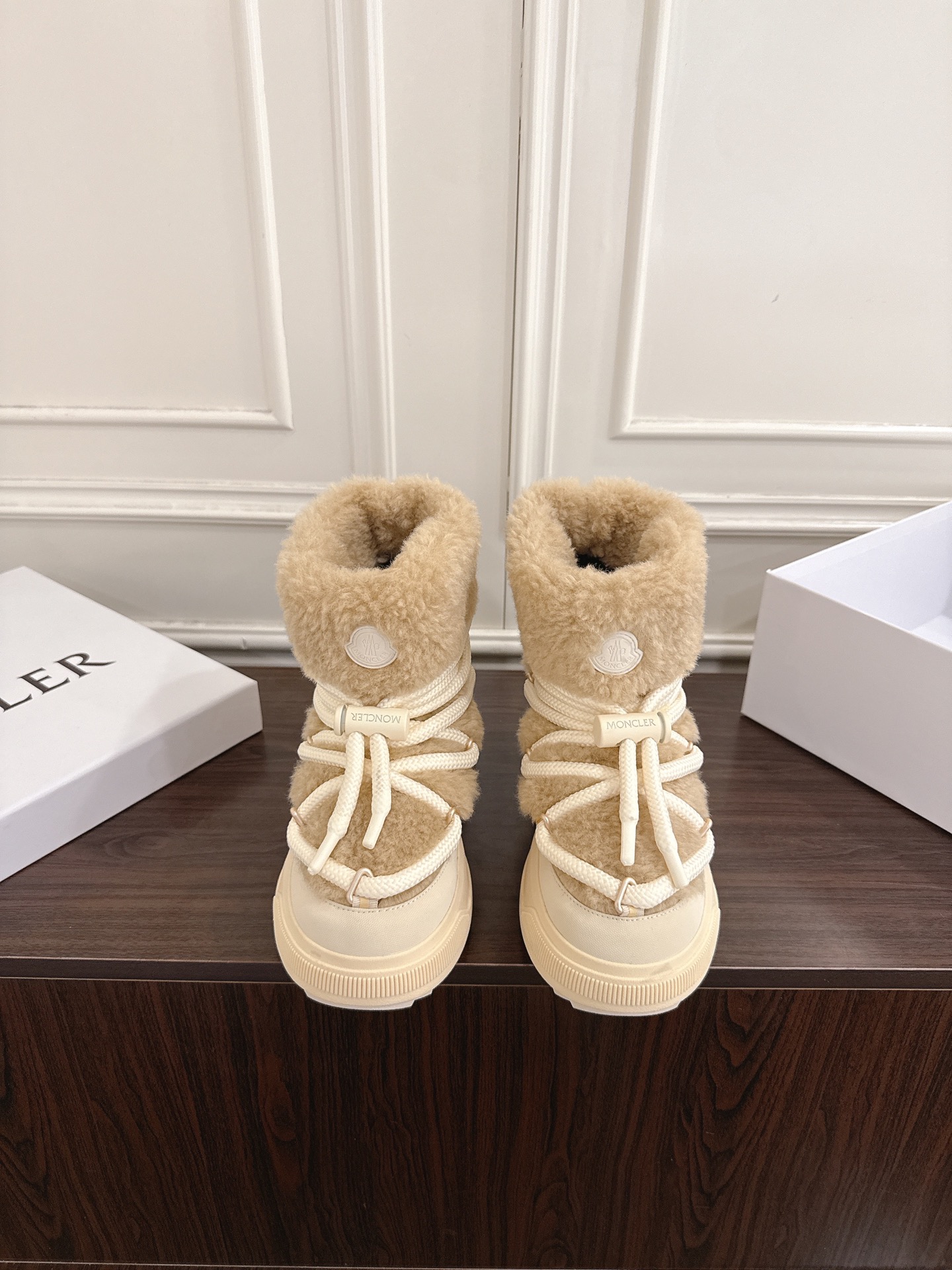 NO:645957,Moncler's latest snow boots for autumn and winter 2025. Furry boots. The perfect fusion of luxury and functionality. Walking: waterproof nylon + velvet lining, can walk in the snow even at -10℃. Industrial style aesthetics: thick rope laces + contrasting colors, full of functionality. Low-key luxury: logo embossed on the heel, people who know it will understand. Applicable scenarios: winter outdoor skiing, snow hiking, daily matching in the city, and other winter clothing, easily create a fashionable look.  Waterproof coated ski cloth with wool flannel lining. Original replica. Details are completely matched. Brand new fur boots weathervane. Very eye-catching. Simple and versatile. Wool upper. Vegetable-tanned fur lining on the inside. Original TPU combination outsole. Size35-41 (40.41 custom-made, non-refundable), snow boots, Moncler, boots19860909Moncler蒙口2025秋冬最新款雪地靴 毛毛靴  奢华与功能的完美融合 行走的:防水尼龙+加绒内里,-10℃也能暴走雪地 工业风美学:粗绳鞋带+撞色,机能感拉满 低调奢华:后跟Logo压印,懂的人自然懂 适用场景:冬季户外滑雪、雪地徒步,城市日常搭配、等冬季服饰,轻松打造时尚造型 防水涂层滑雪布含羊毛绒布内里 原版复刻 细节完全对版 全新毛靴风向标 非常抢眼 简约百搭不平凡 鞋面羊毛 内里植鞣毛里 鞋底原版TPU组合大底  Size35-41(40.41定做不退换）,雪地靴,Moncler,boots,Women's Shoes