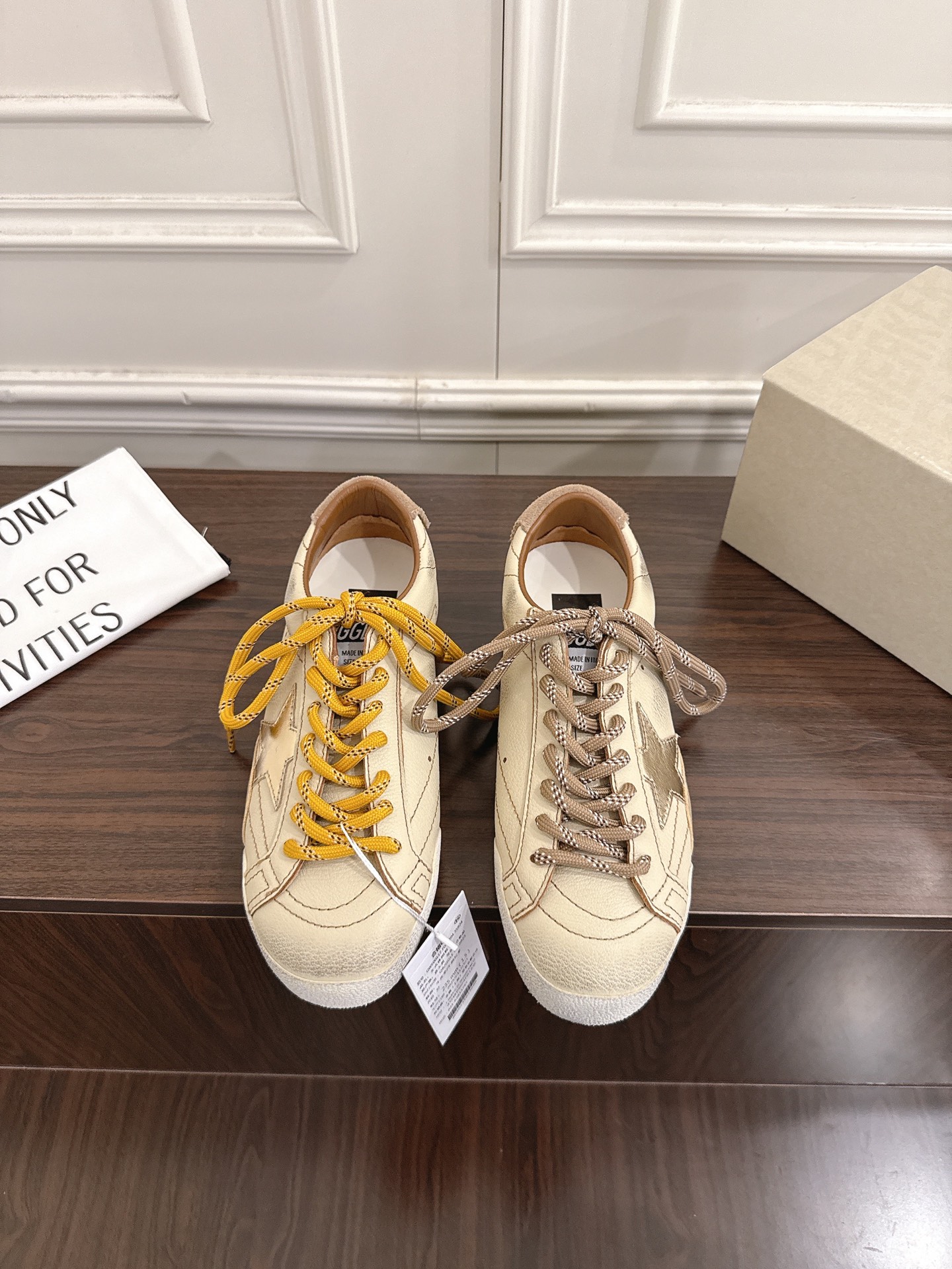 NO:645945,(Couple model) GGDB Golden Goos* 25ss distressed star casual sneakers use retro distressed craftsmanship. The suede material shows a natural worn texture. The star-shaped decoration on the side of the shoe body adds recognition. It is matched with black and white shoelaces and comes with spare shoelaces. The detailed design is both personalized and practical.  The suede fabric is soft and full of texture, and the distressed treatment simulates a retro atmosphere that has been worn for many years. The shoe shape fits the foot shape and is both comfortable and trendy. Pair it with light-colored jeans, choose a white basic T-shirt or an oversize sweatshirt as a top, and wear a denim jacket or khaki work jacket to easily create a casual retro daily look. The upper is cow suede and the lining is cowhide. The outsole is original molded outsole.  SIZE35-44,casual shoes/sports shoes,versace,sneakers,hoodie,sweatshirts,jeans,jackets & coats,jackets & coats,tees,t-shirt,cowhide,chamois leather19860909（情侣款） GGDB Golden Goos* 25ss做旧星星休闲板鞋 采用复古做旧工艺,麂皮材质呈现出自然的磨损质感,鞋身侧面的星形装饰增添辨识度,搭配黑白两色的鞋带,并且还附赠备用鞋带,细节设计兼具个性与实用性. 麂皮面料柔软且富有质感,做旧处理模拟出经年穿着的复古氛围,鞋型贴合脚型,兼具舒适感与潮流感.搭配浅色系牛仔裤,上衣选择白色基础T恤或oversize卫衣,外搭牛仔夹克或卡其色工装外套,轻松打造随性复古的日常造型. 鞋面牛反绒 内里牛皮 大底原版开模大底 SIZE35-44,休闲鞋/运动鞋,versace,sneakers,hoodie,sweatshirts,jeans,jackets & coats,jackets & coats,tees，t-shirt,cowhide,chamois leather,Women's Shoes