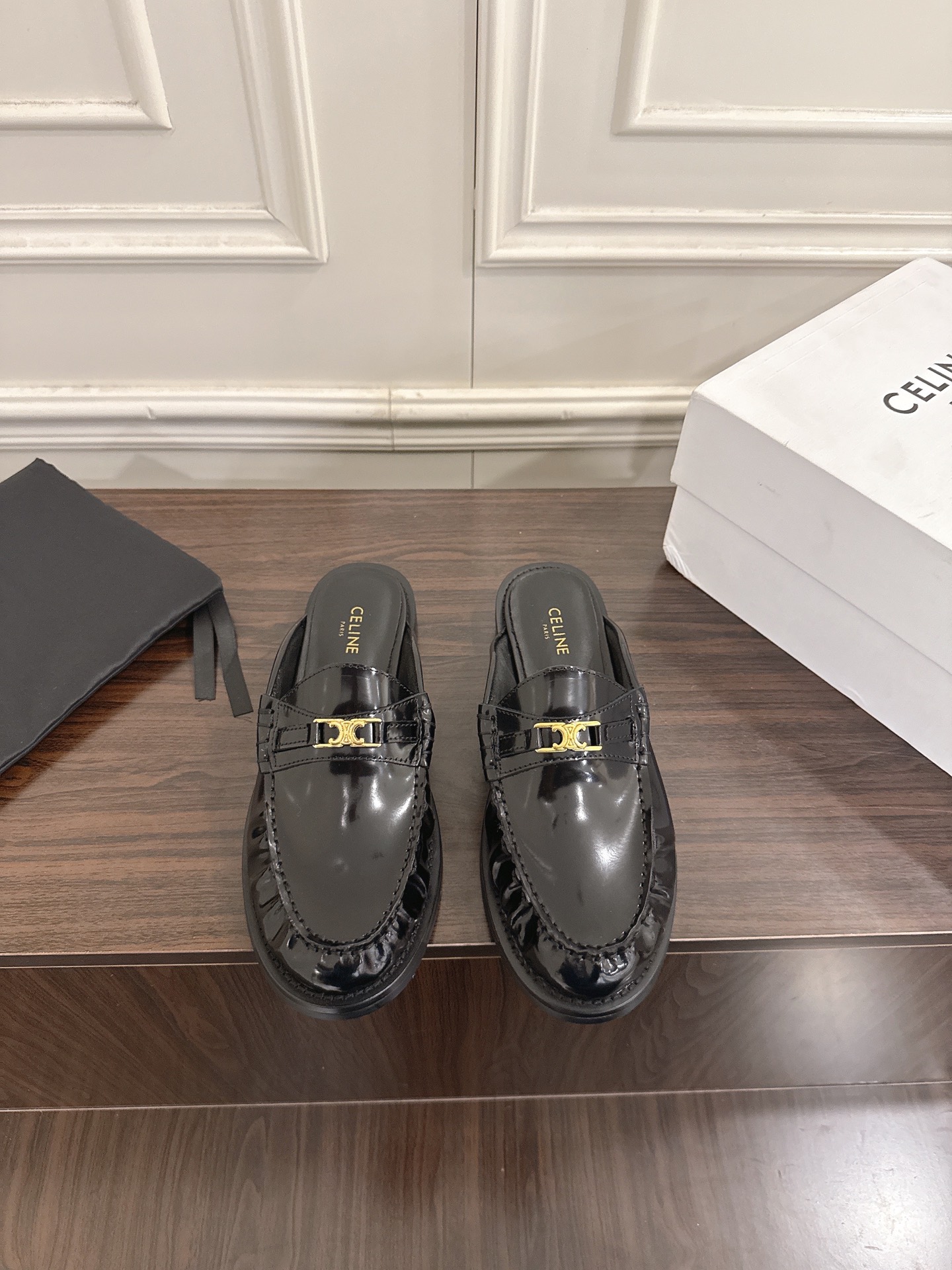 NO:645939,CELINE·Celine mules spring and summer loafers. Purchased and developed from genuine counters. Celine loafers series are classics. Today, Amway has a family element design loafers. It is an ins-planting artifact. It is very retro style, full of camera sense and very comfortable. It is easy to handle the college style and is comfortable and soft on the feet. It is a good choice for work and shopping. The upper is made of beaded patent leather cowhide, foot pad sheepskin, combined outsole and genuine leather welt.  Size 35-41 (40.41 is custom-made and non-refundable), loafers, celine, celine, loafers, cowhide, sheepskin19860909CELINE·思琳赛琳穆勒鞋春夏乐福鞋 专柜正品购入开发,赛琳乐福鞋系列堪称经典今天安利一款家族元素设计乐福鞋ins种草神器飞常复古风、镜头感满分而且飞常舒适,学院风轻松拿捏而且上脚舒适柔软上班逛街日常穿都是好选择. 鞋面开边珠漆皮牛皮 垫脚羊皮 组合大底真皮沿条 码数35-41（40.41定做不退换）,乐福鞋,celine,celine,loafers,cowhide,sheepskin,Women's Shoes