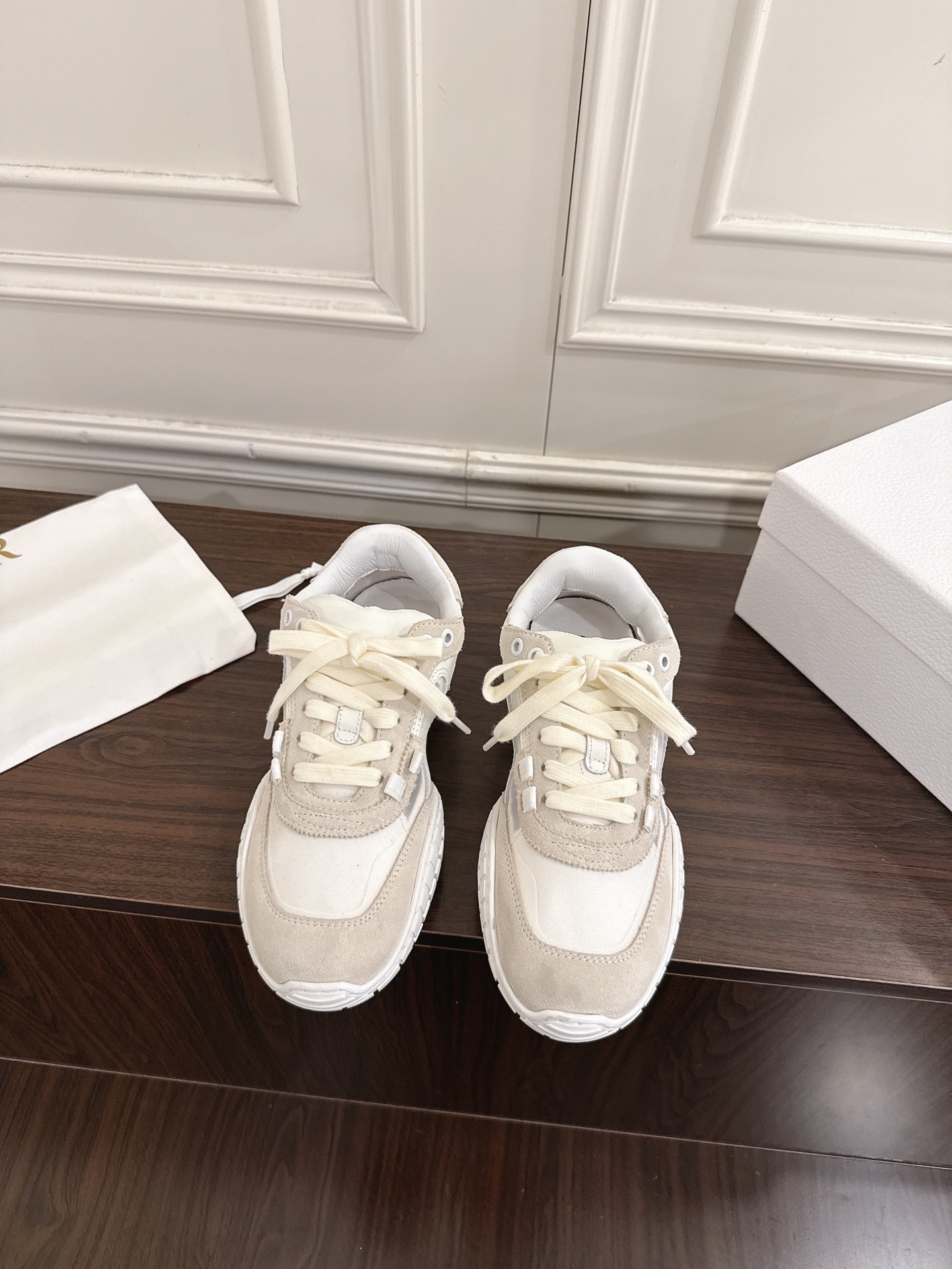 NO:645915,(Couple model) Dior Dior Tech new casual sneakers moral training shoes. These Dior Tech sneakers are equipped with fashionable details to highlight retro aesthetics. White suede cow leather upper with transparent mesh side splicing, heel and tongue embellished with Christian Dior Paris logo. Textured brown Dior logo sole adds high-end style. Upper suede cow leather, technical fabric lining sheepskin mesh outsole original wear-resistant rubber sole  Size: 35-46 (45.46 is custom-made and cannot be returned or exchanged), casual shoes/sports shoes, dior, dior, sneakers, cowhide, sheepskin19860909（情侣款） Dior 迪奥Tech 新款休闲运动鞋德训鞋 这款 Dior Tech 运动鞋搭配时尚细节,彰显复古美学.白色绒面牛皮革鞋面,搭配透明网面侧面拼接,后跟和鞋舌点缀以 Christian Dior Paris 标志.富有纹理的棕色 Dior 标志鞋底增添高订风范. 鞋面绒面牛皮革,科技面料 里料羊皮网 大底原版耐磨橡胶底 码数:35-46（45.46订做不退换）,休闲鞋/运动鞋,dior,dior,sneakers,cowhide,sheepskin,Women's Shoes