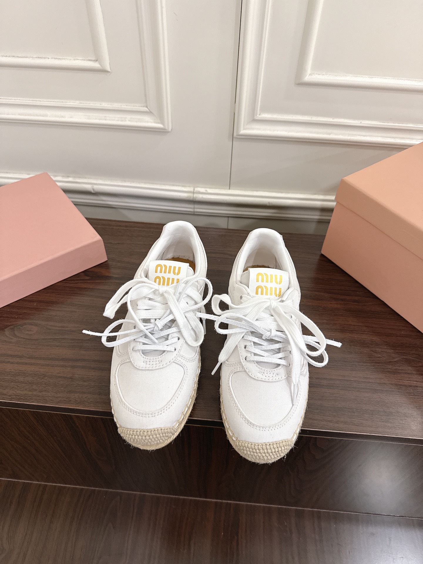 NO:645919,MiuMiu Miu Miu's latest catwalk model, hemp rope woven casual shoes, moral training shoes, star Internet celebrities, a favorite among domestic and foreign bloggers, Xiaohongshu grass series, retro and fashionable, very beautiful on the feet. Simple sports sneaker design, highly recognizable tongue, creating a sweet casual style of Buddhist style~~ It is full of footwear. You can match it casually, with long skirts, short skirts, shorts, and wear it in a unique style~~ Imported frosted cowhide leather on the upper, sheepskin lining on the inside  Original molded non-slip outsole, size 35-41 (40.41 custom made, non-returnable, non-exchangeable), casual shoes/sports shoes, miumiu, sneakers, skirts, shorts, cowhide, sheepskin19860909MiuMiu缪缪最新走秀款麻绳编织休闲鞋德训鞋 明星网红种草 国内外博主刷爆的一款 小红书种草系列 复古又时髦上脚美炸了 简约的运动板鞋设计,极具辨识度的鞋舌,打造佛系甜美的休闲风~~上脚气场十足随意搭配,长裙,短裙,短裤,穿出与众不同的风格~~ 鞋面进口磨砂牛皮 内里羊皮内里 原版开模防滑大底 码数35-41(40.41订做不退不换),休闲鞋/运动鞋,miumiu,sneakers,skirts,shorts,cowhide,sheepskin,Women's Shoes