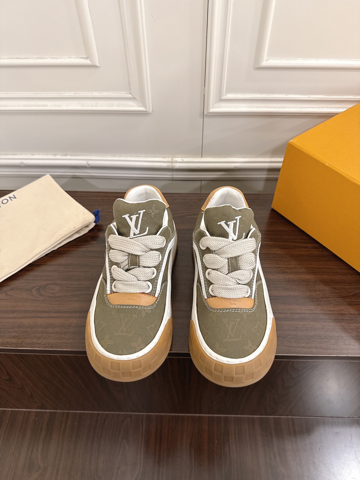 NO:645923,(Couple model) Louis Vuitton Louis Vuitton's new low-cut sneakers and bread shoes. This pair of shoes must be picked up. They are casual and versatile. The rubber soles of casual sneakers that keep up with the trend are light and wear-resistant, making daily wear stress-free. The tongue, heel and insole have the Louis Vuitton logo, and the details are super exquisite. They can be easily worn in jeans or casual pants, suitable for commuting and leisure, fashionable and practical!  Original custom-made suede cowhide for the upper, first layer of cowhide for the lining, Dadi original molded TPU two-color bottom, size 35-45 (45 is custom-made, non-refundable), casual shoes/sports shoes, louis vuitton, louis vuitton, sneakers, jeans, cowhide19860909（情侣款） Louis vuitton路易威登新款低帮运动鞋面包鞋 这双鞋必须拿下 休闲百搭 跟上潮流的休闲运动鞋橡胶鞋底轻盈耐磨,日常穿搭无压力.鞋舌 后跟 和鞋垫有Louis Vuitton标识,细节超精致.无论牛仔裤还是休闲裤都能轻松驾驭,通勤休闲都适合,时尚实用两不误！ 鞋面原版定制绒面牛皮 内里头层牛皮 大弟原版开模TPU双色底 码数35-45（45订做不退换）,休闲鞋/运动鞋,louis vuitton,louis vuitton,sneakers,jeans,cowhide,Women's Shoes