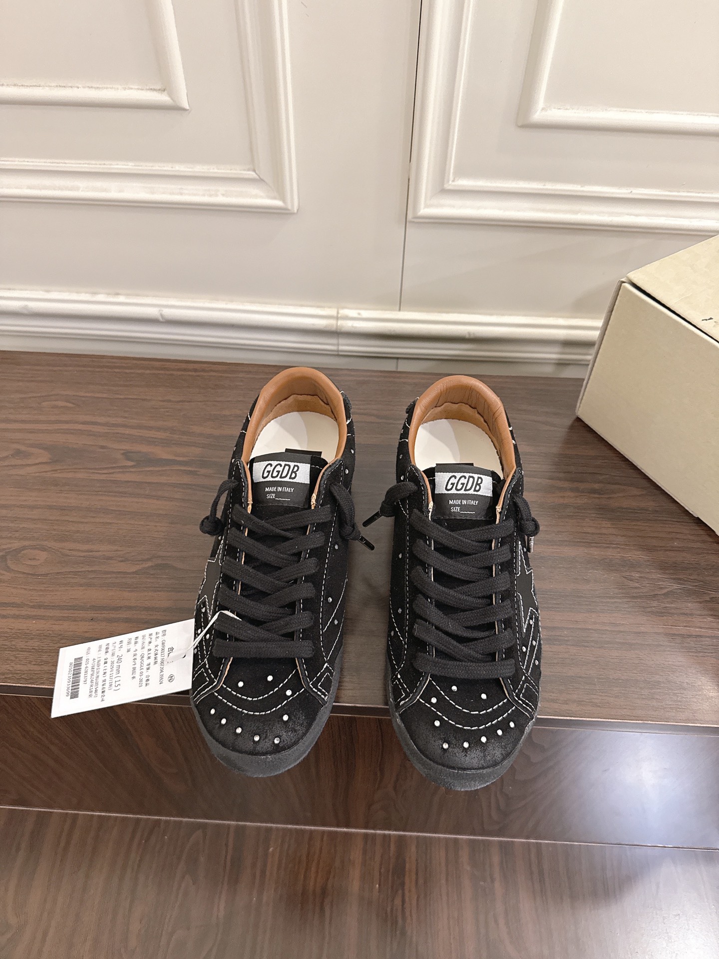 NO:645927,(Couple model) GGDB Golden Goos* 25ss distressed star casual sneakers use retro distressed craftsmanship. The blue suede material shows a natural worn texture. The star-shaped decoration on the side of the shoe body adds recognition. It is matched with black and white shoelaces and comes with spare shoelaces. The detailed design is both personalized and practical.  The suede fabric is soft and full of texture, and the distressed treatment simulates a retro atmosphere that has been worn for many years. The shoe shape fits the foot shape and is both comfortable and trendy. Pair it with light-colored jeans, choose a white basic T-shirt or an oversize sweatshirt as a top, and wear a denim jacket or khaki work jacket to easily create a casual retro daily look. The upper is cow suede and the lining is cowhide. The outsole is original molded outsole.  SIZE35-44,casual shoes/sports shoes,versace,sneakers,hoodie,sweatshirts,jeans,jackets & coats,jackets & coats,tees,t-shirt,cowhide,chamois leather19860909（情侣款） GGDB Golden Goos* 25ss做旧星星休闲板鞋 采用复古做旧工艺,蓝色麂皮材质呈现出自然的磨损质感,鞋身侧面的星形装饰增添辨识度,搭配黑白两色的鞋带,并且还附赠备用鞋带,细节设计兼具个性与实用性. 麂皮面料柔软且富有质感,做旧处理模拟出经年穿着的复古氛围,鞋型贴合脚型,兼具舒适感与潮流感.搭配浅色系牛仔裤,上衣选择白色基础T恤或oversize卫衣,外搭牛仔夹克或卡其色工装外套,轻松打造随性复古的日常造型. 鞋面牛反绒 内里牛皮 大底原版开模大底 SIZE35-44,休闲鞋/运动鞋,versace,sneakers,hoodie,sweatshirts,jeans,jackets & coats,jackets & coats,tees，t-shirt,cowhide,chamois leather,Women's Shoes