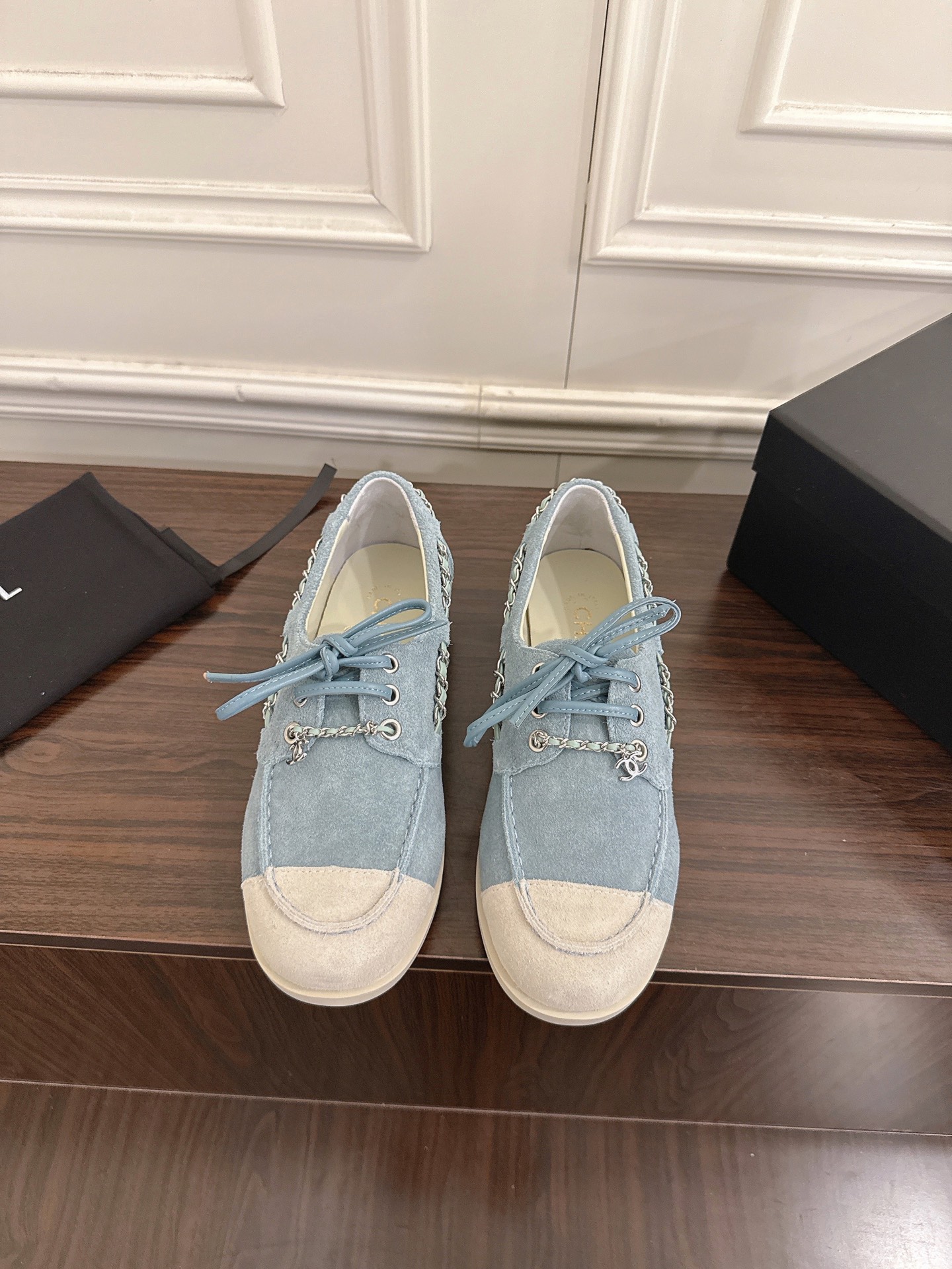 NO:645911,Chanel Chanel's new color-blocked chain small leather shoes and beanie loafers are based on the avant-garde ingenuity of the new designer. The metal chain on the side of the shoe sways gently with each step and echoes the iconic buckle. The flat shoe shape is both comfortable and neat, showing a relaxed posture when walking. Paired with a tweed skirt, it is retro and elegant. Paired with high-waisted wide-leg pants, it looks smart for commuting. It gives every step a unique style and becomes the style key across scenes. The original upper is customized by Niu Jing  Sheepskin lining, original molded custom anti-slip outsole, size 35-40 (custom-made for 40, non-returnable), loafers, chanel, chanel, loafers, flats, skirts, sheepskin19860909Chanel 香奈儿 新款拼色链条小皮鞋豆豆鞋乐福鞋 以新任设计师的先锋巧思 鞋侧金属链条随步履轻晃 与标志性扣形成呼应 平底鞋型兼顾舒适与利落 行走间尽显松弛姿态. 搭配斜纹软呢半裙是复古优雅 配高腰阔腿裤显通勤干练 让每一步都带着独有的格调 成为跨越场景的风格密钥. 鞋面原版定制牛京 内里羊皮 原版开模定制防滑大底 size35-40（40订做不退换）,乐福鞋,chanel,chanel,loafers,flats,skirts,sheepskin,Women's Shoes