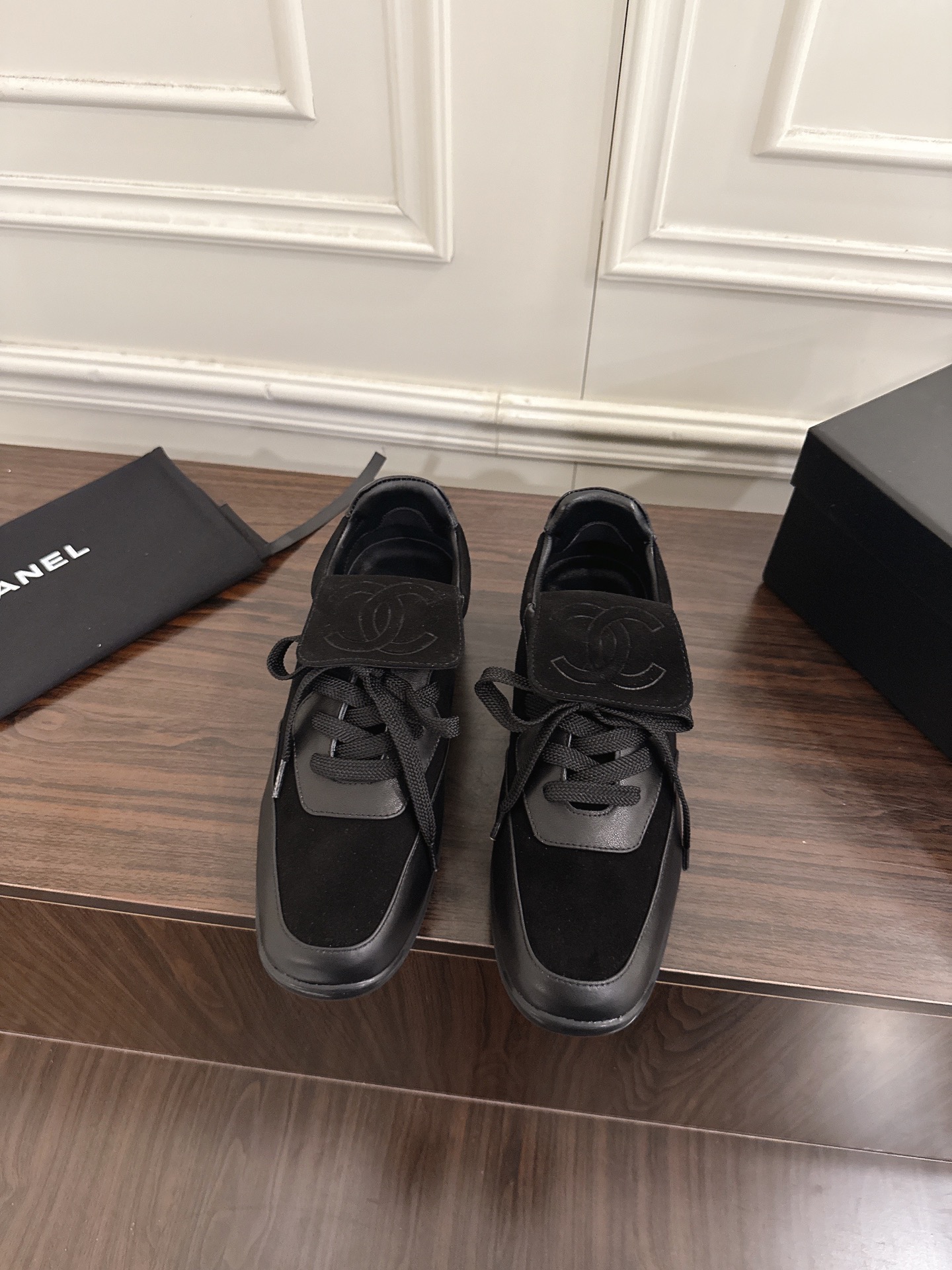 NO:645909,Chanel Chanel's new Lingge Detraining lace-up casual shoes. Super light and comfortable. Black and white cowhide. Versatile white shoes. You can't go wrong with the styles. The Yangjing matching is fresh and full of vitality. The logo embossed on the side is very delicate. Upper layer of cowhide + Yangjing suede leather. Sheepskin lining. Original open-molded rubber outsole. Size:  35-40 (40 non-refundable for customization), casual shoes/sports shoes, chanel, chanel, sneakers, cowhide, sheepskin, sheep19860909Chanel 香奈儿 新款菱格德训鞋系带休闲鞋 超轻便舒适的一款 黑色白色牛皮款 百搭小白鞋 款式搭配不会出错 羊京搭配 清新且活力满满 侧面压印logo 上脚很秀气 鞋面头层牛皮+羊京绒皮 内里羊皮 鞋底原版开模橡胶大底 Size: 35-40（40订做不退换）,休闲鞋/运动鞋,chanel,chanel,sneakers,cowhide,sheepskin,sheep,Women's Shoes