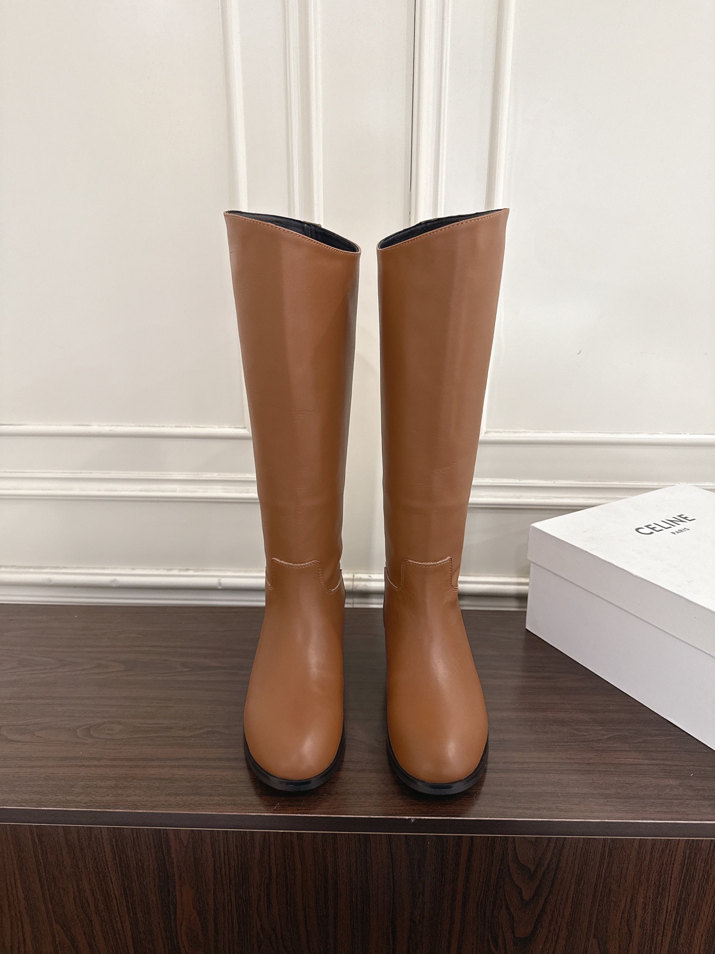 NO:645907,Celine's new retro thick-soled boots, Martin boots and knight boots, are the hottest online models!  The major Internet celebrities are the first to experience it. Celine Internet celebrity's ins planting tool is very retro style and full of aura. The design style is very novel, high-end and very comfortable. The original version is customized one to one!  Absolutely the original order!  Fabric original imported cowhide material, lining imported silk cowhide, outsole original molded genuine leather outsole, size 35-41 [40.41 customized], boots, celine, celine, boots, cowhide, Leather soles19860909celine赛琳新款复古厚底长靴 马丁靴骑士靴 网红爆款来袭！各大网红抢先体验、Celine网红ins种草神器、非常复古风、气场十足单品、设计风格非常新颖、高档且非常舒适.原版一比一定制！绝对原单做法！ 面料原版进口牛皮材质 内里进口丝绸牛皮 大底原版开模真皮大底 码数35-41 [40.41订做],靴子,celine,celine,boots,cowhide,Leather soles,Women's Shoes