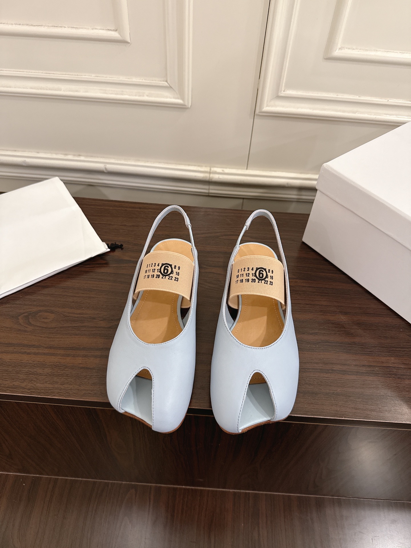 NO:645905,(Medium heel 7cm, flat bottom 1cm) Maison Margiela MM6 split toe thick heel flat bottom retro Mary Jane apple head fish mouth ballet shoes split toe sandals must-have items fashionable age-reducing artifact Margiela split toe shoes have been pushed into the spotlight again. Xiaohongshu posted one after another!  A must-have for sexy and cool girls. Fried chicken looks good on your feet. You can feel free to wear it and you will be the most unique existence in that group. The fabric is imported sheepskin. The lining is cowhide. Outsole. Genuine leather sole imported from Italy. Size: 35-41 (40.41 customization is non-returnable and non-exchangeable). Sandals, masion margiela, masion margiela, sandals, mary jane, cowhide, sheepskin19860909（中跟7cm、平底1cm） Maison Margiela马吉拉MM6分趾粗跟平底复古玛丽珍苹果头鱼嘴芭蕾舞鞋分趾凉鞋 必入单品 时尚减龄神器 马吉拉分趾鞋又被推到风口啦 小红书发一个爆一个！性感酷辣女孩必备 上脚炒鸡好看 大家放心冲穿上它你就是那个人群中最独特的存在 面料进口羊皮 内里垫脚牛皮 大底 意大利进口真皮底 码数:35-41（40.41定制不退不换）,凉鞋,masion margiela,masion margiela,sandals,mary jane,cowhide,sheepskin,Women's Shoes