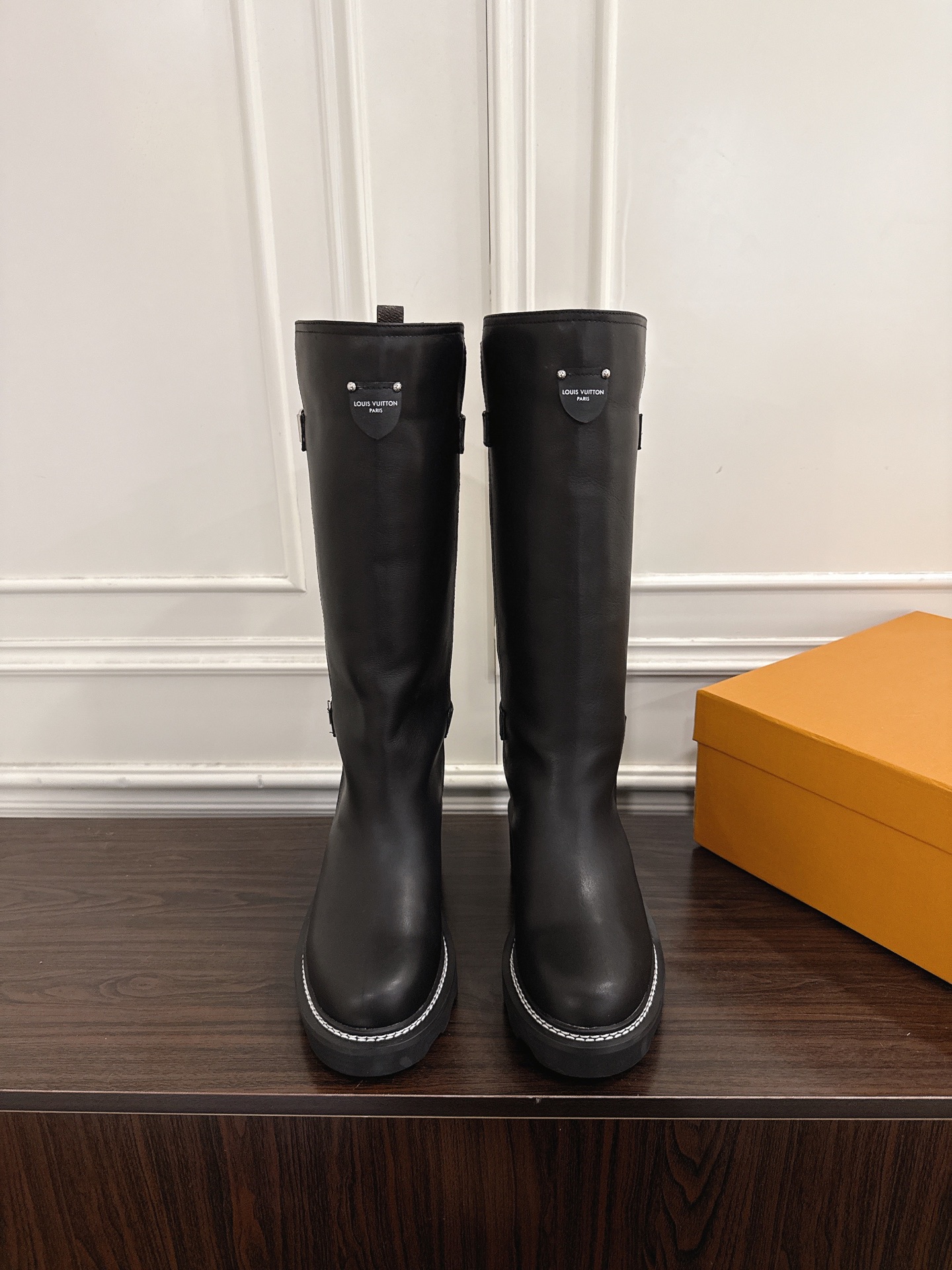 NO:648856,(Mauri) LV BEAUBOURG Louis Vuitton Sleeve Wool High Boots This style of LV Beaubourg high boots is made of soft grained sheepskin. It has a metal double zipper with Monogram canvas straps and zipper pullers, and is embellished with patterned studs. The thick heel and light micro-lubricated outsole complete the overall design. Upper cowhide leather lining lambswool Heel height 4 cm  Size 35-41 (40.41 custom-made, non-returnable), boots, louis vuitton, louis vuitton, boots, cowhide, sheepskin19860909(毛里） LV BEAUBOURG 路易威登 套筒羊毛里高筒靴 本款 LV Beaubourg 高筒靴取材柔软粒面羊皮革,为金属双拉链搭配 Monogram 帆布饰带和拉链头,再以铭纹饰钉点缀其上.厚实鞋跟与轻盈微型凸纹外底完善整体设计. 鞋面牛皮 内里羊羔毛 跟高 4 厘米 码数35-41（40.41订做不退换）,靴子,louis vuitton,louis vuitton,boots,cowhide,sheepskin,Women's Shoes