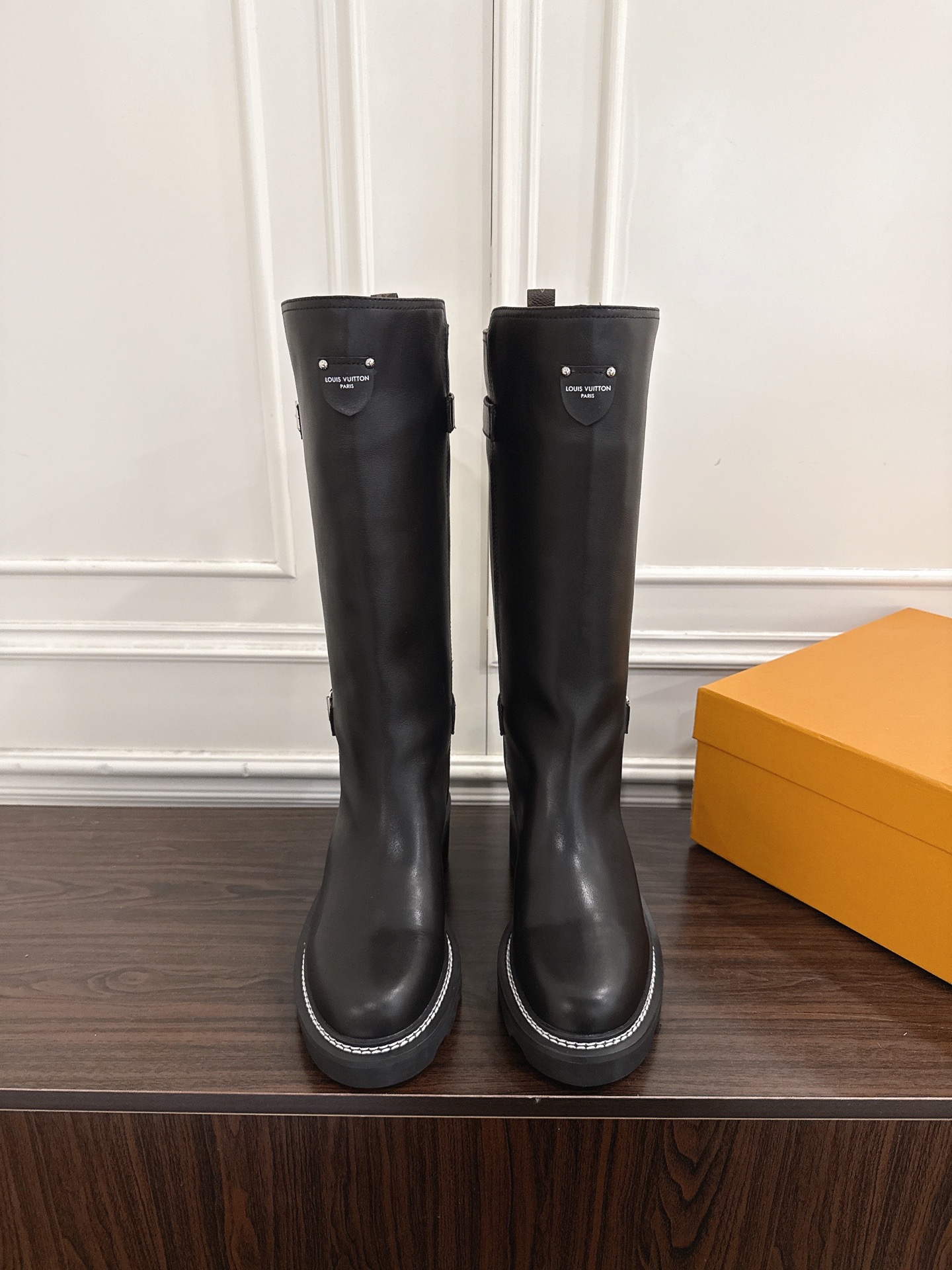 NO:648863,LV BEAUBOURG Louis Vuitton Sleeve Wool High Boots This style of LV Beaubourg high boots is made of soft grained sheepskin. It has a metal double zipper with Monogram canvas straps and zipper pullers, and is embellished with patterned studs. The thick heel and light micro-lubricated outsole complete the overall design. Upper cowhide leather lining lambswool Heel height 4 cm  Size 35-41 (40.41 custom-made, non-returnable), boots, louis vuitton, louis vuitton, boots, cowhide, sheepskin19860909LV BEAUBOURG 路易威登 套筒羊毛里高筒靴 本款 LV Beaubourg 高筒靴取材柔软粒面羊皮革,为金属双拉链搭配 Monogram 帆布饰带和拉链头,再以铭纹饰钉点缀其上.厚实鞋跟与轻盈微型凸纹外底完善整体设计. 鞋面牛皮 内里羊羔毛 跟高 4 厘米 码数35-41（40.41订做不退换）,靴子,louis vuitton,louis vuitton,boots,cowhide,sheepskin,Women's Shoes