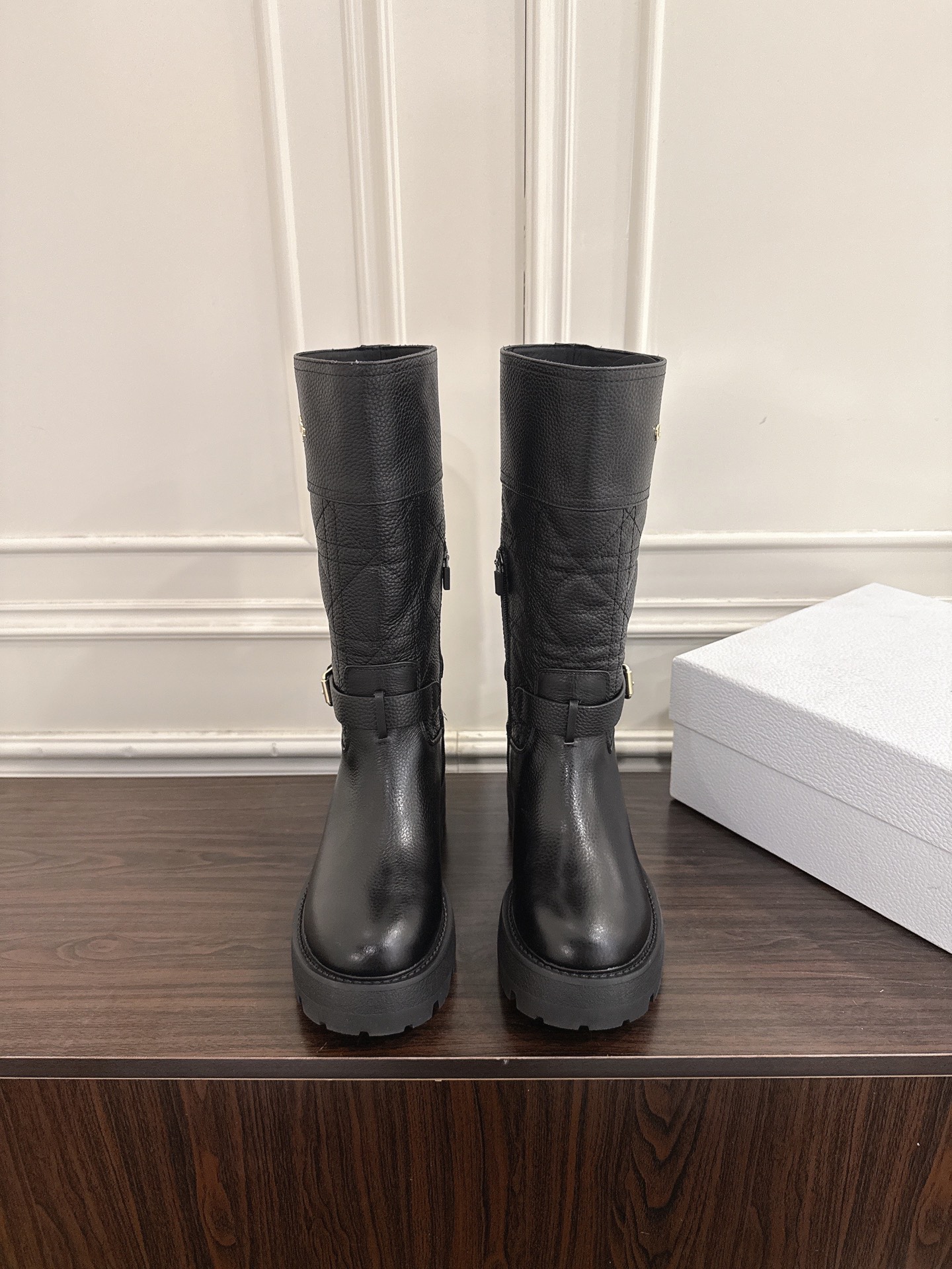 NO:648869,Dior D-Major knight boots, pebbled leather electric embroidery women's boots VDior D-Major knight boots, black cow leather + corrugated rubber thick sole, retro British style, super stylish!  There is a 'Christian Dior' logo on the top of the boot shaft, the nylon strap is adjustable, and the details are perfect. The notched sole is embellished with lucky star symbols, brass rings + technical fabric straps, both texture and comfort. It is an artifact of autumn and winter wear, which can be easily used for commuting, street, and formal occasions. It shows long legs and is versatile. Sizes 35-41 are a must-have for sisters with thin feet!  Upper pebbled cowhide, lining sheepskin, original molded rubber outsole, size 35-41 (40.41 custom made, non-returnable), boots, dior, boots, cowhide, sheepskin19860909Dior D-Major骑士靴 荔枝纹牛皮电绣女靴 VDior D-Major骑士靴,黑色牛皮革+波纹橡胶厚底,复古英伦风超有型！靴筒顶部有“ChristianDior”标志,尼龙带可调节,细节满分艹.凹口鞋底点缀幸运星符号,黄铜饰环+科技面料饰带,质感与舒适兼备.秋冬穿搭神器,通勤、街头、正式场合都能轻松驾驭,显腿长又百搭,尺码35-41,瘦脚姐妹必入！ 鞋面荔枝纹牛皮 内里羊皮里 原版开模橡胶大底 码数35-41（40.41订做不退换）,靴子,dior,boots,cowhide,sheepskin,Women's Shoes