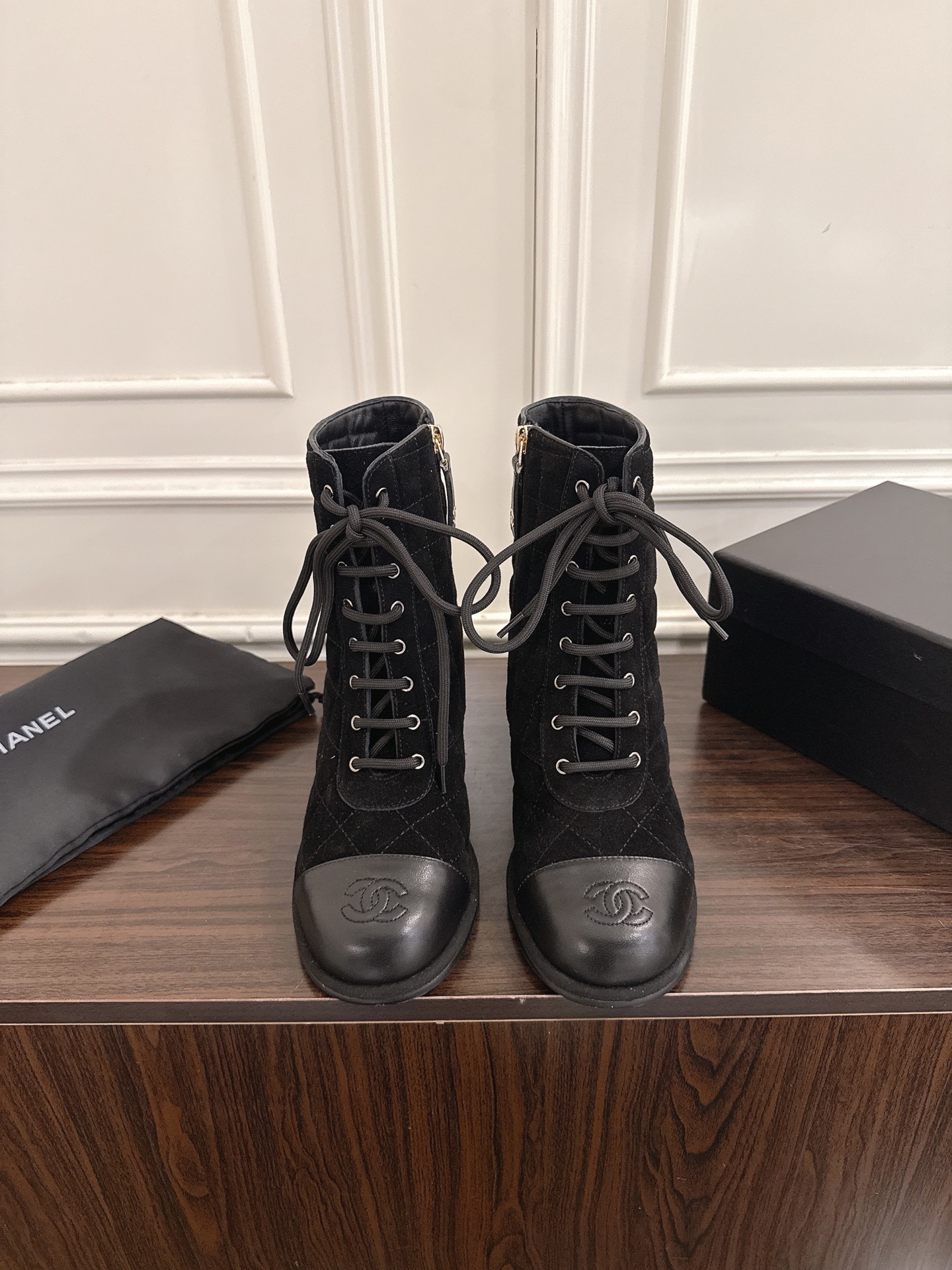 NO:648849,Chanel Chanel's new lace-up high-heeled short boots, the same style as CHANEL's official website, Chanel's new short boots, simple and elegant, this fashionable and versatile style is comfortable on the feet, the upper is imported first-layer cowhide, the inner sheepskin inner sole, the heel height is 9cm, the leather outsole, the size is 35-41 (40.41 custom-made, non-refundable and non-exchangeable), boots, chanel, chanel, boots, cowhide, sheepskin, Leather soles19860909Chanel 香奈儿新款系带高跟短靴 CHANEL官网同款, 香奈儿新款短靴,简约大方,此款时尚百搭脚感舒适, 鞋面进口头层牛皮 内里羊皮内里鞋底 跟高9cm  真皮大底 码数35-41（40.41订做不退不换）,靴子,chanel,chanel,boots,cowhide,sheepskin,Leather soles,Women's Shoes