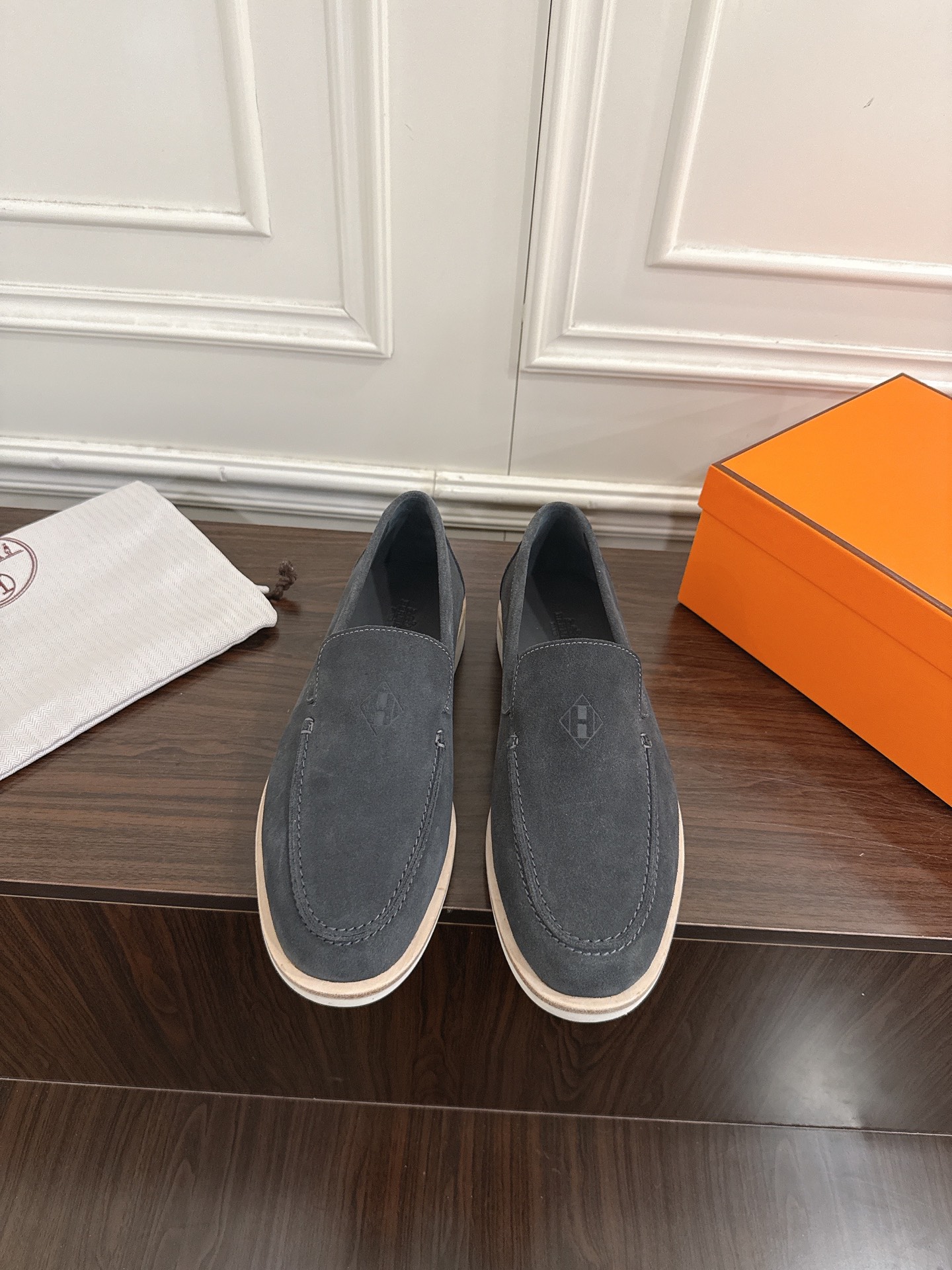 NO:648842,Men's 10 Hermes Julian Series Couple Loafers Casual Shoes This Julian series calfskin and suede goatskin lace-up-free sneakers are decorated with iconic 'H' details. The design is simple and smooth, creating a fashionable urban look. It is comfortable and versatile. H family classics are not outdated. The delivery counter is beautifully packaged. The material is original frosted cowhide. The lining is imported soft sheepskin. The sole is the original molded sole.  Size 35-Female 42 Men's 39-46 (Female 41. Female 42.45.45, custom made, non-refundable and non-exchangeable), loafers, hermes, hermes, loafers, sneakers, cowhide, sheepskin, chamois leather19860909男10 Hermes爱马仕Julian 系列 情侣款 乐福鞋 休闲鞋 这款Julian系列小牛皮和麂皮山羊皮免系带运动鞋,饰有标志性“H”细节.设计简约流畅,打造时尚都市造型 舒适百搭 H家经典不过时 ,配送专柜精美包装 面料原版磨砂牛皮 内里进口柔软羊皮 鞋底原版开模鞋底 码数35-女42男39-46(女41.女42.45.45订做不退不换),乐福鞋,hermes,hermes,loafers,sneakers,cowhide,sheepskin,chamois leather,Women's Shoes
