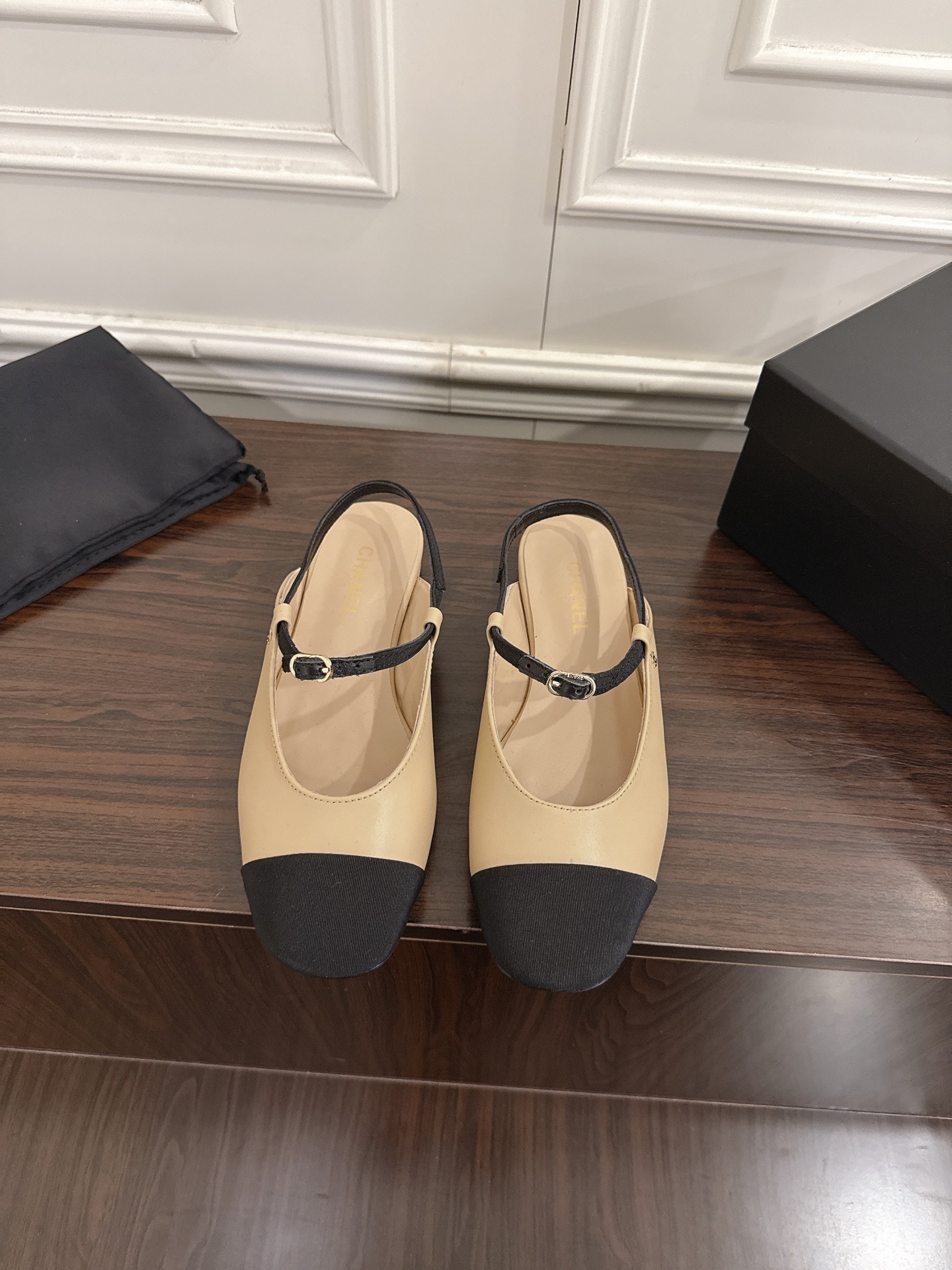 NO:648835,CHANEL25s Little Chanel's new hot-selling Mary Jane shoes and sandals are perfect for your own use!  !  Much more comfortable than the classic Slingback!  Every color is a whitening tool that makes your feet look whiter! So cute! Another popular fragrance~ Material Original imported sheepskin Original sheepskin lining Outsole Genuine leather outsole Size number: 35-41 (40/41 customization is non-returnable and non-exchangeable), sandals, chanel, chanel, sandals, mary jane, sheepskin, Leather soles19860909CHANEL25s小香奈儿新款爆品玛丽珍单鞋凉鞋 妥妥的自留款！！比经典款Slingback舒服太多啦！每个颜色上脚都很显白 的显白利器!好嗲啊!又是火爆的小香~ 材质原版进口羊皮 内里原版内里羊皮 大底真皮大底 码数:35-41(40/41定制不退不换),凉鞋,chanel,chanel,sandals,mary jane,sheepskin,Leather soles,Women's Shoes