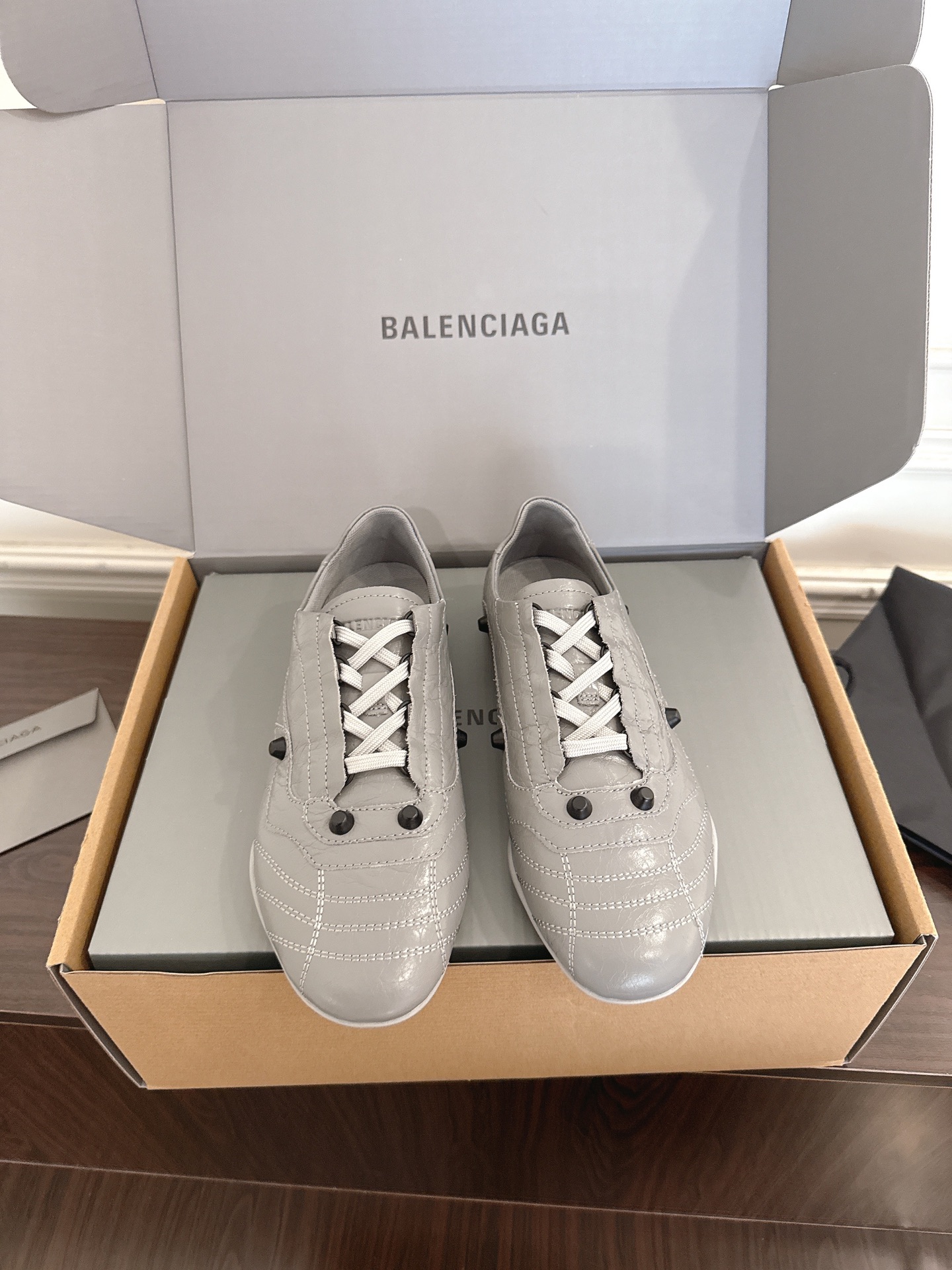 NO:668237,Balenciaga/Balenciaga F028 2026ss early spring new retro-style casual sports shoes moral training shoes are based on retro football shoes and incorporate Balenciaga's iconic 'fashion sports style'. The pointed toe + low-cut silhouette has a retro accent, and at the same time weakens the sense of sportiness through bright colors/special materials, making it more like a fashion item with matching shapes. The upper is made of embossed leather, with a delicate luster and high-end texture; some colors use metallic coating to increase eye-catching.  The shoe body is decorated with rivets and stitching texture, which not only retains the classic elements of football shoes, but also enhances the sense of luxury through exquisite craftsmanship; the laces are the same color as the shoe body, and the overall style is unified. There are rich color options, which can be worn with casual pants/jeans for street style, or with skirts to create a 'sweet and cool contrast'. It is a very popular type of 'fashion sneakers' in recent years. The upper is imported first-layer cowhide, the lining is imported mesh, the outsole is original molded rubber outsole, and the size is increased by 2.5cm  35-40 (40 per order, non-refundable), casual shoes/sports shoes, balenciaga, balenciaga, sneakers, skirts, jeans, cowhide19860909Balenciaga/巴黎世家F028 2026ss早春新款复古风休闲运动鞋德训鞋 以复古足球鞋为原型,融合巴黎世家标志性的“时装运动风”,尖头+低帮轮廓自带复古腔调,同时通过亮色/特殊材质弱化运动感,更像搭配造型的时尚单品.鞋面采用压纹皮革,自带细腻光泽和高级质感；部分颜色用了金属感涂层,增加吸睛度. 鞋身有铆钉装饰+车线纹理,既保留了足球鞋的经典元素,又通过精致工艺提升了奢华感；鞋带与鞋身同色,整体风格统一.色彩选择丰富,既可以搭休闲裤/牛仔裤走街头风,也能配裙装打造“甜酷反差感”,是近年很火的“时装球鞋”类型. 鞋面进口头层牛皮 内里进口网布里 大底原版开模橡胶大底 增高2.5cm size 35-40（40订做不退换）,休闲鞋/运动鞋,balenciaga,balenciaga,sneakers,skirts,jeans,cowhide,Women's Shoes
