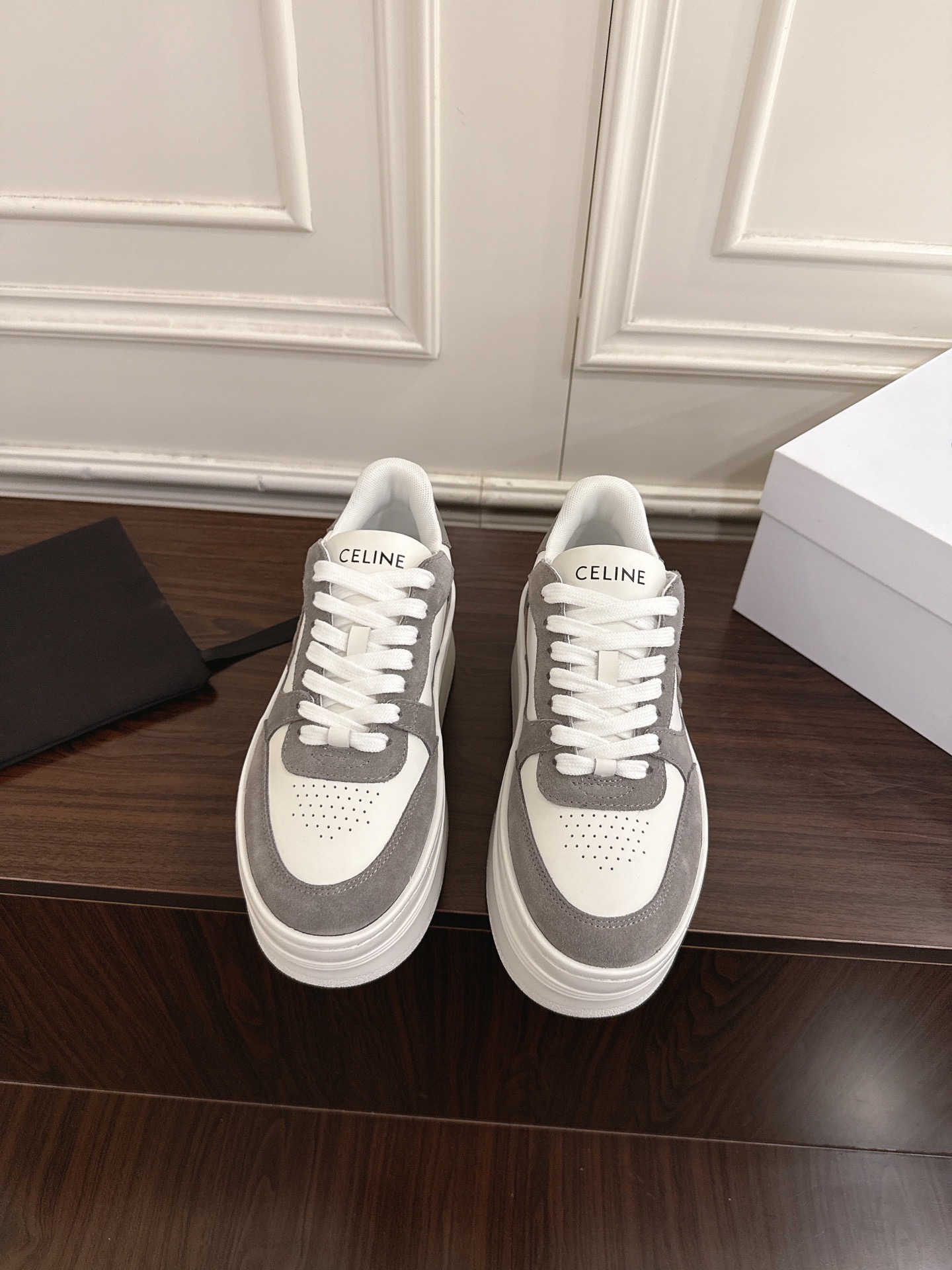 NO:668232,'Céline Celine' - Sneakers thick-soled white shoes. The tongue and back of the shoe are decorated with the CELINE logo. The words CR-03 are debossed on the side of the sneakers, and the CELINE logo is embossed on the back and side. Thick-soled bread shoes 2025 spring and summer new women's Arc de Triomphe logo lace-up 356853 is simple and comfortable, clean and neat, and increases the height and slender legs. Whether worn alone or paired with wide-leg pants, the high street is retro and made together for CELINE girls. The upper is original frosted cowhide.  Original lining, original molded outsole, size: (customized, non-returnable, non-exchangeable), casual shoes/sports shoes, celine, celine, sneakers, cowhide19860909'思琳赛琳' -运动鞋厚底小白鞋 鞋舌和鞋后帮饰有CELINE标志运动鞋侧面凹印CR-03字样,鞋后帮和侧面压印CELINE标志厚底面包鞋2025春夏新款女凯旋门徽标系带356853简单舒服,干净利落,增高显腿细,无论是单穿还是搭配阔腿裤,高街又复古一起来做CELINE女孩 鞋面原版磨砂牛皮 内里原版内里 大底原版开模大底 码数:-(定制不退不换）,休闲鞋/运动鞋,celine,celine,sneakers,cowhide,Women's Shoes